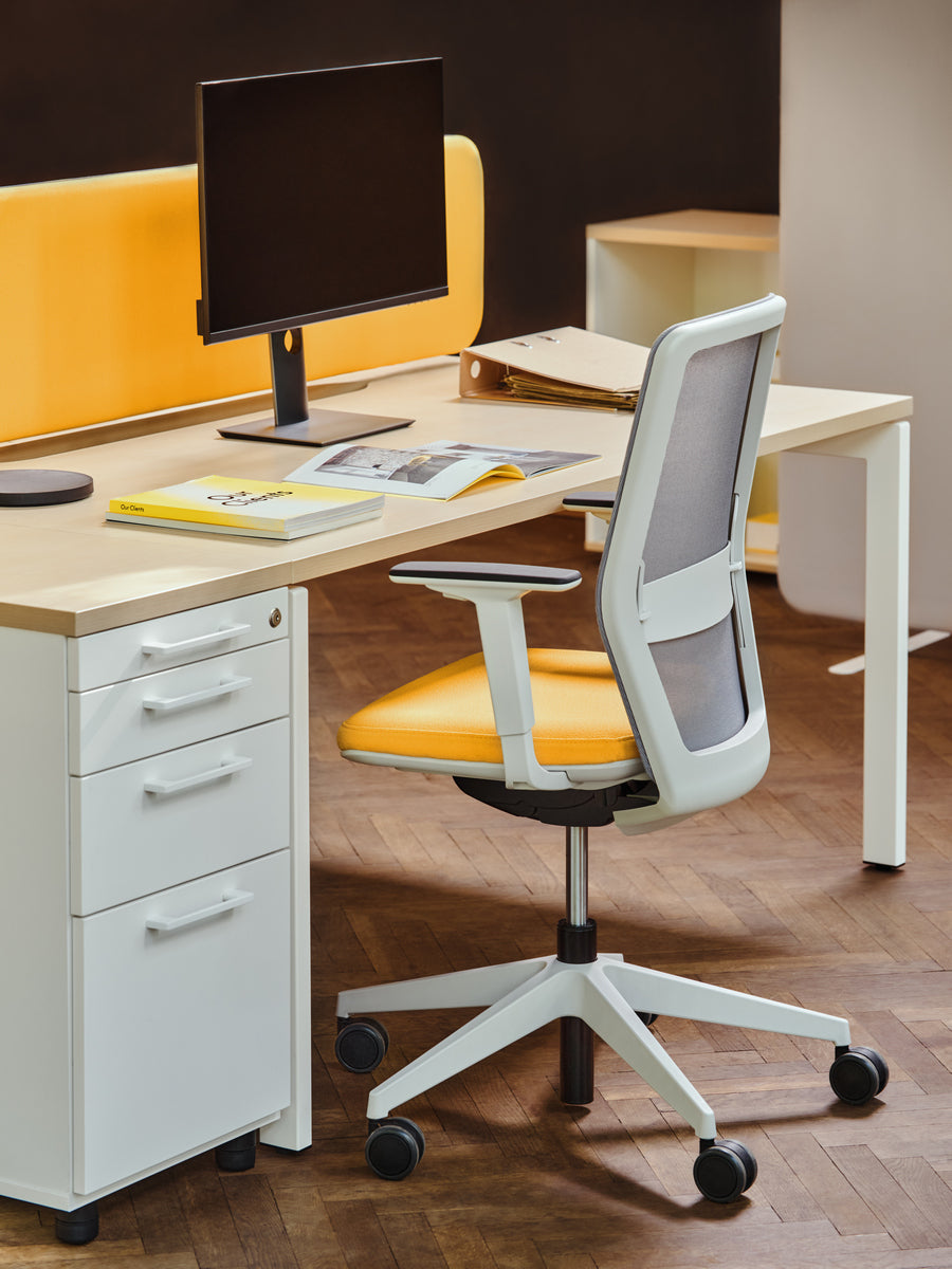 Fauteuil met geperforeerde rugleuning EVO, verstelbare basis met wielen voor harde oppervlakken