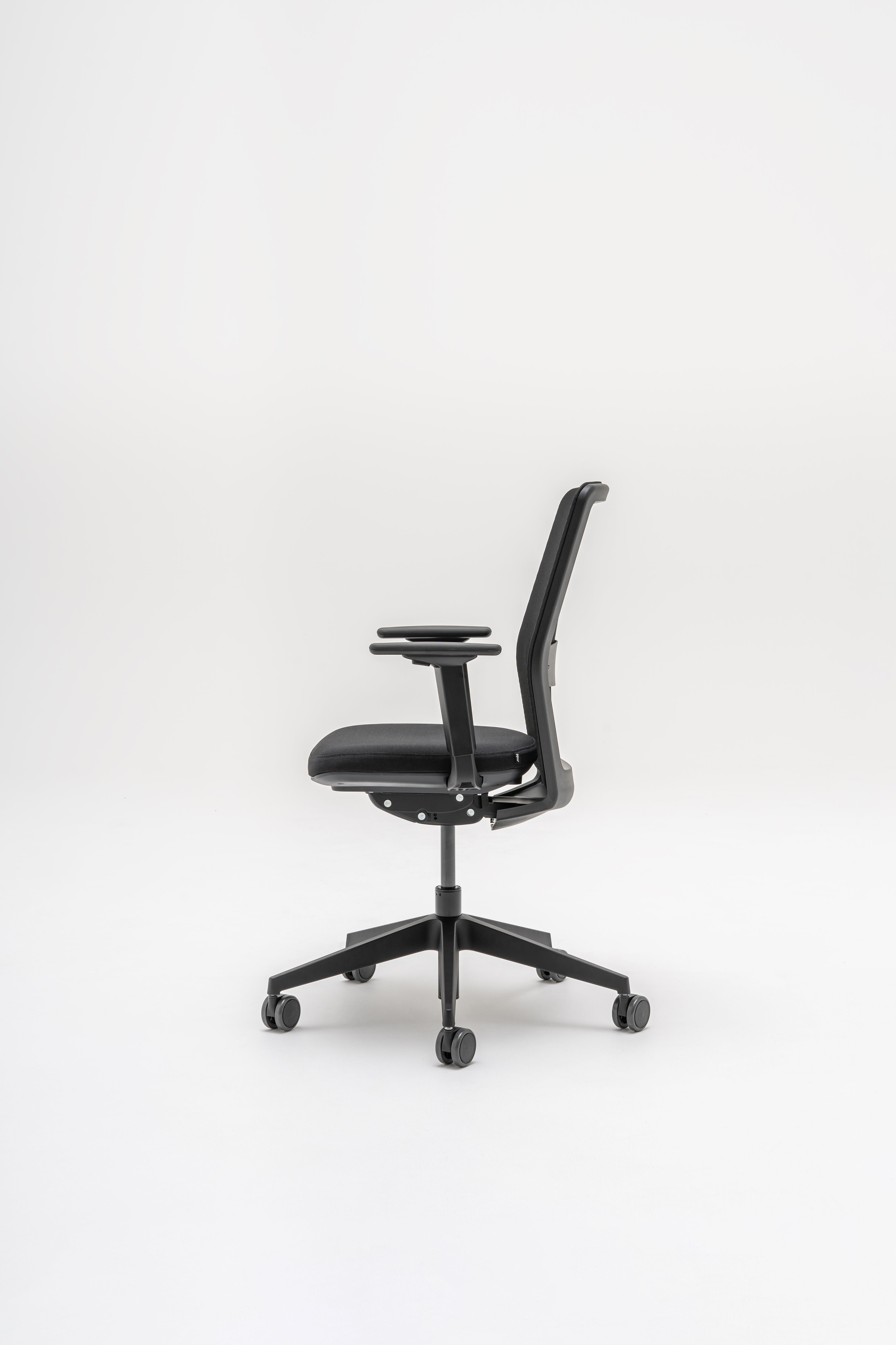 Fauteuil met geperforeerde rugleuning EVO, verstelbare basis met wielen voor harde oppervlakken