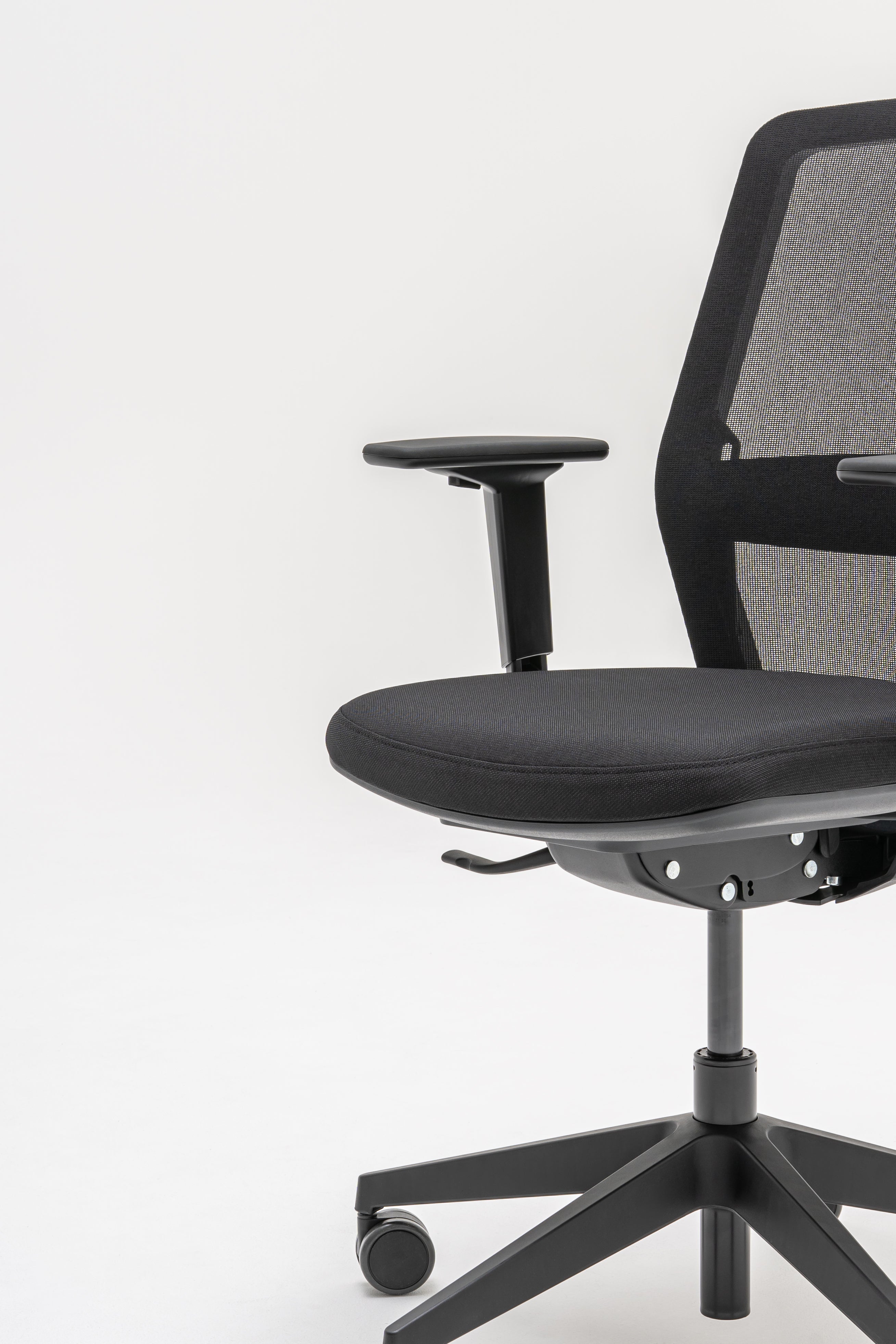 Fauteuil met geperforeerde rugleuning EVO, verstelbare basis met wielen voor harde oppervlakken