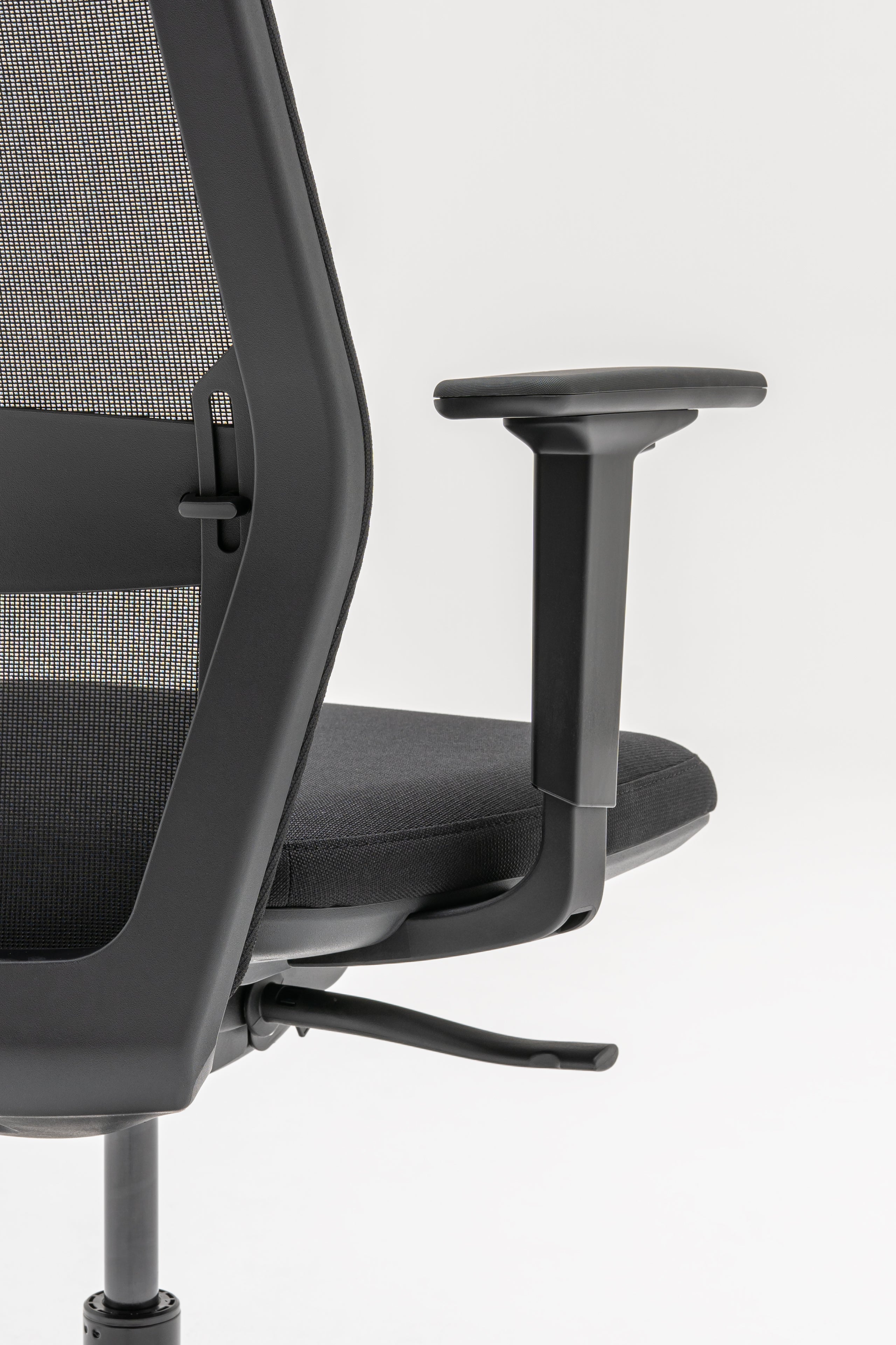 Fauteuil met geperforeerde rugleuning EVO, verstelbare basis met wielen voor harde oppervlakken