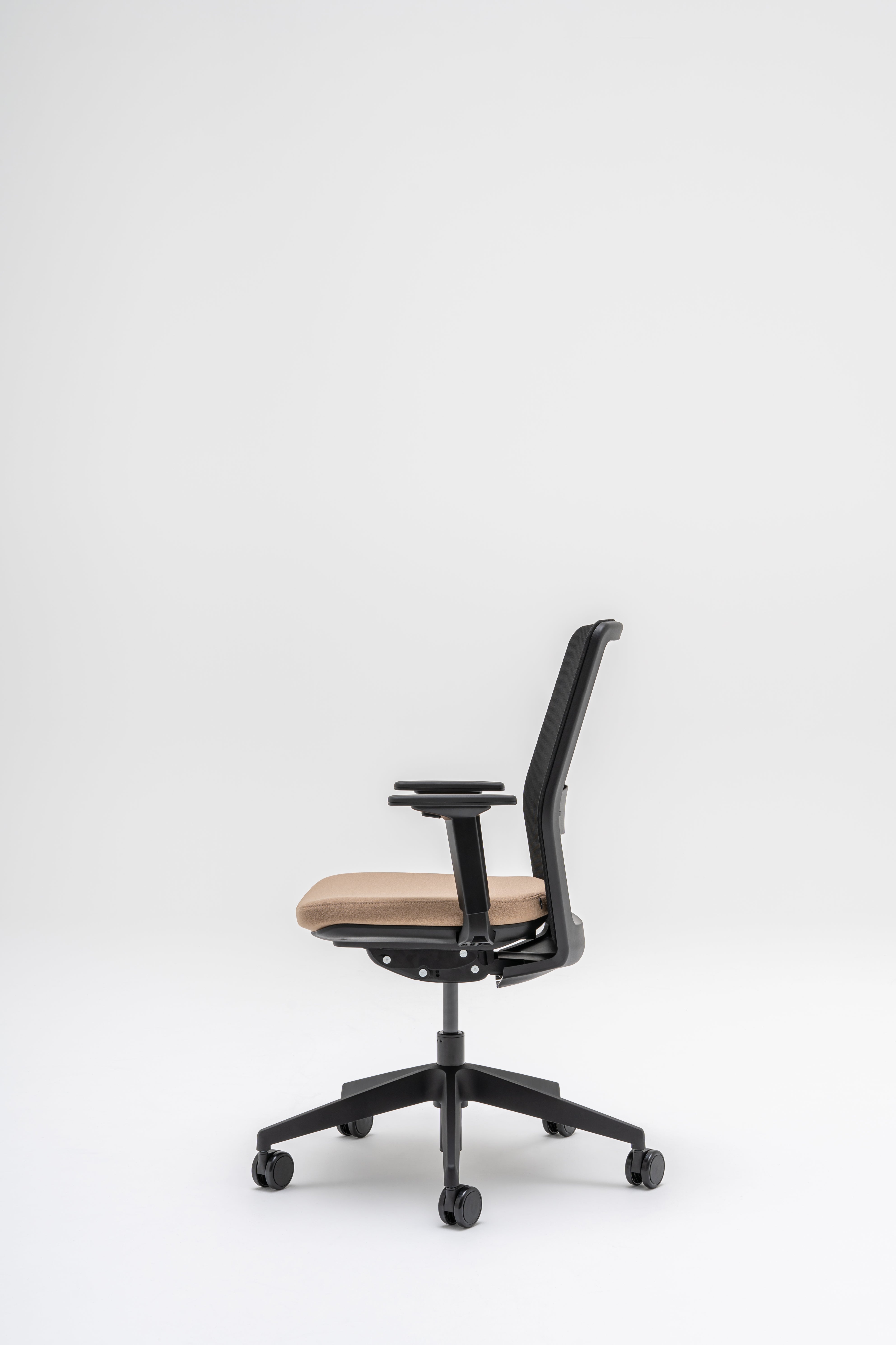 Fauteuil met geperforeerde rugleuning EVO, verstelbare basis met wielen voor zachte oppervlakken