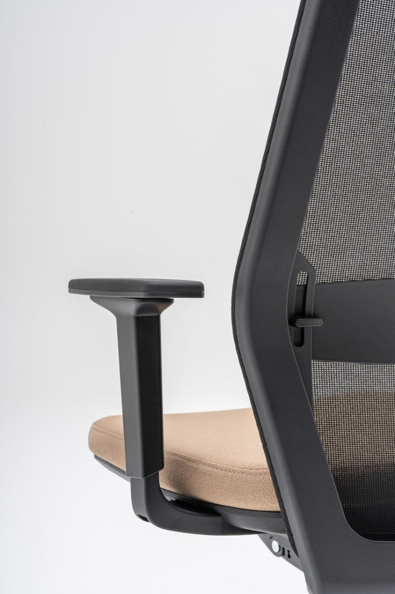 Fauteuil met geperforeerde rugleuning EVO, verstelbare basis met wielen voor zachte oppervlakken