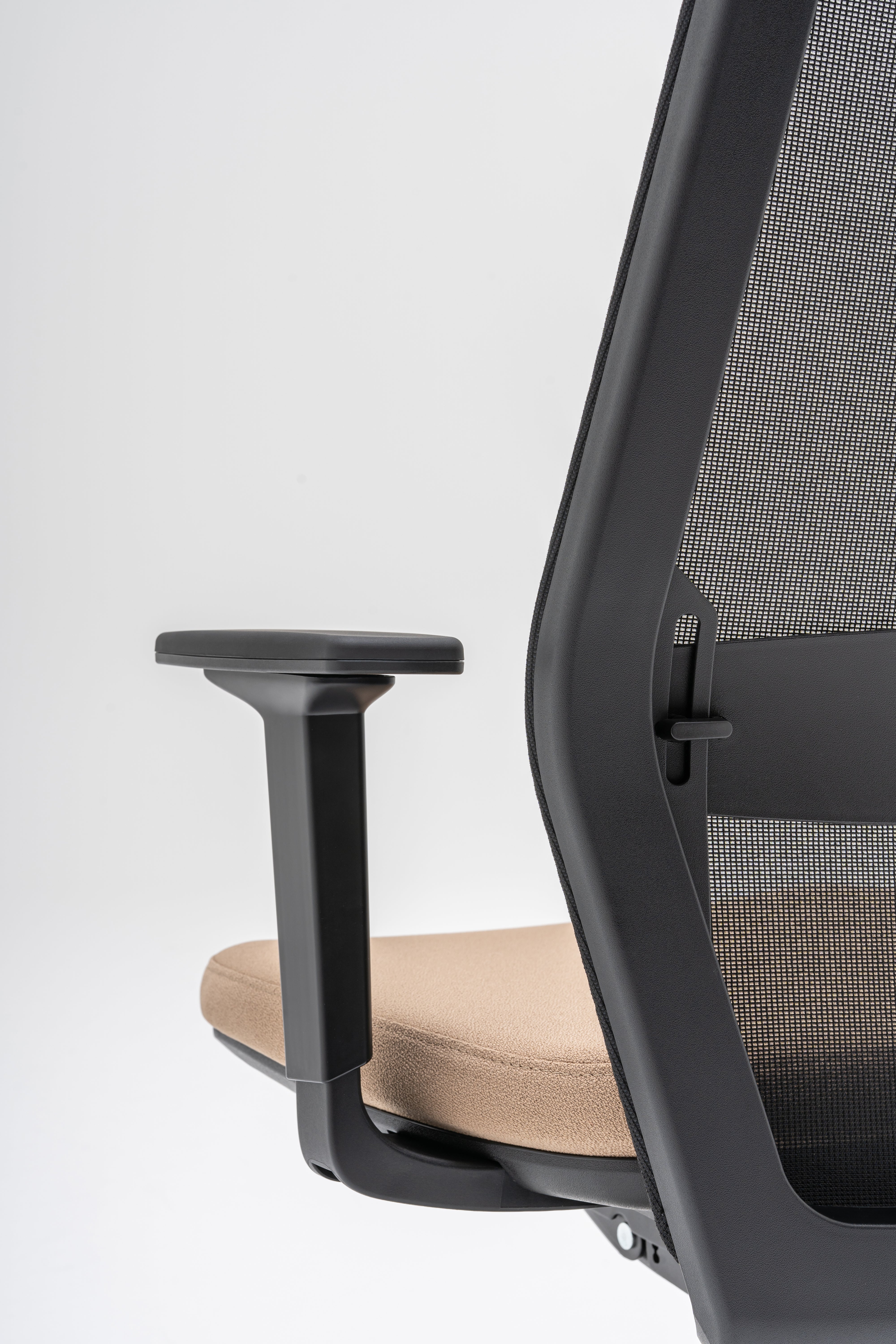 Fauteuil met geperforeerde rugleuning EVO, verstelbare basis met wielen voor zachte oppervlakken