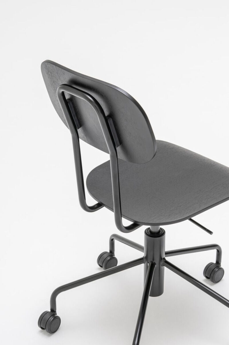 Krzesło NEW SCHOOL regulowana podstawa beżowy [Milena] MDD    Eye on Design