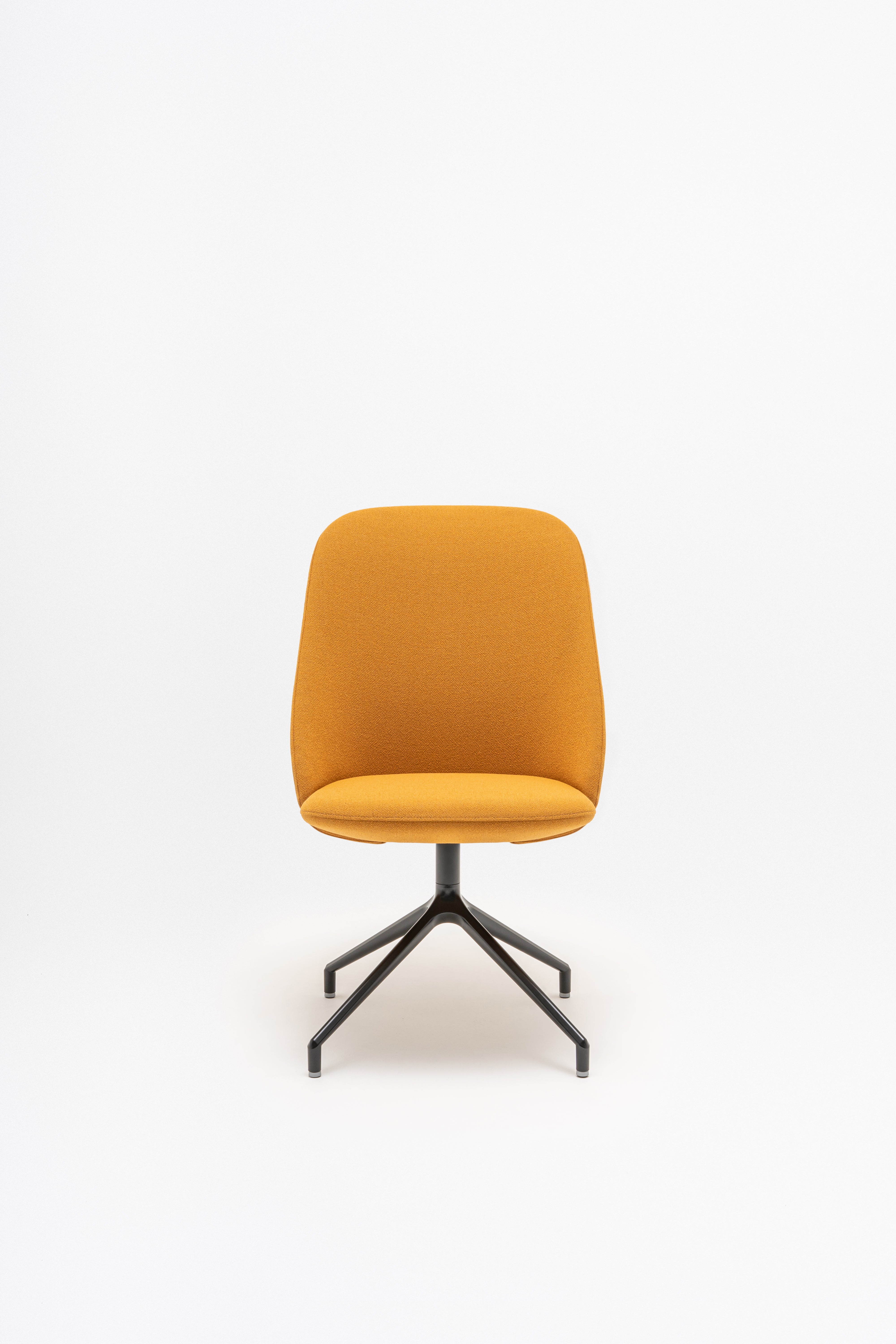 Rotbarer Sessel mit einer hohen Basis -Metall -Parallelbasis