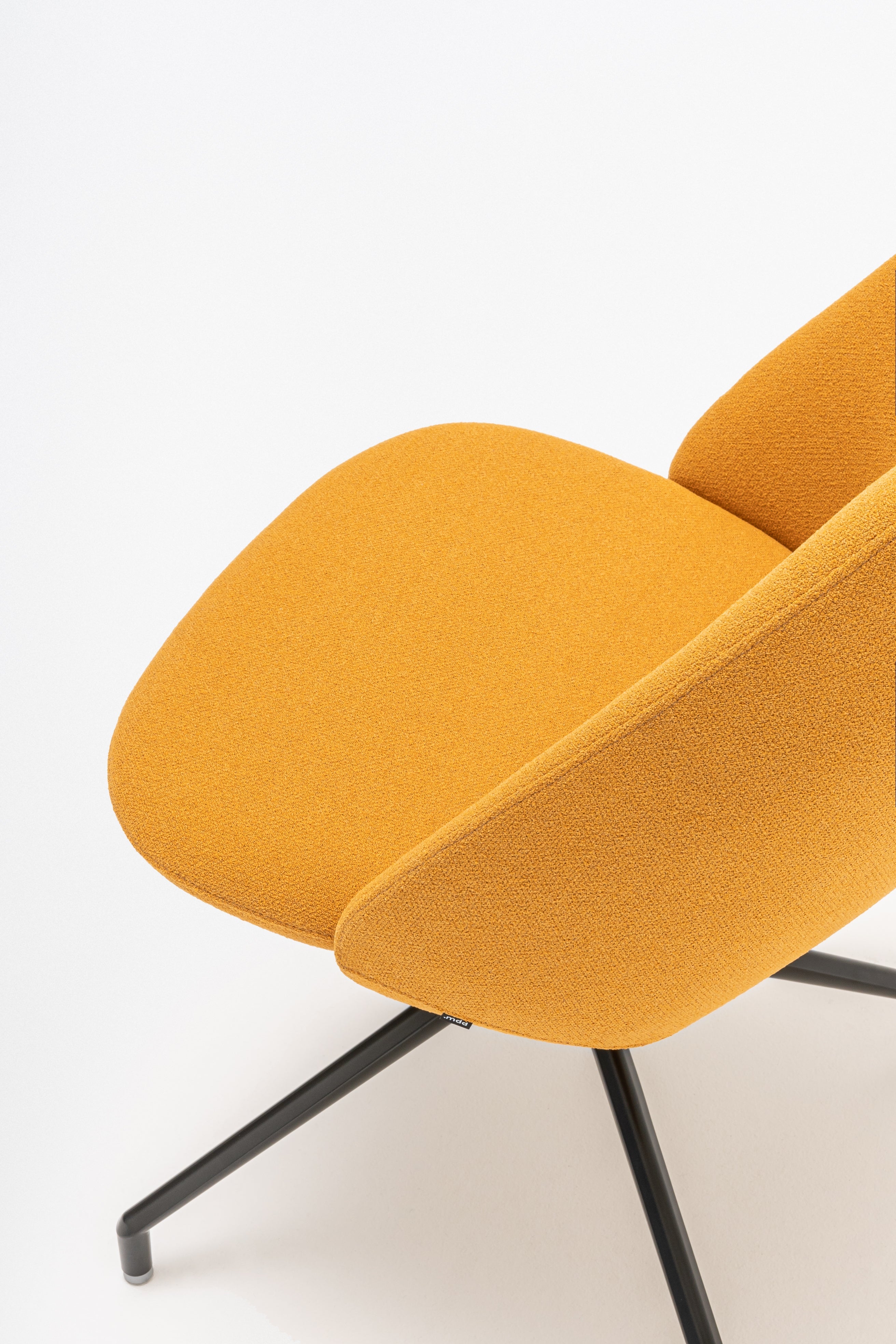 Rotbarer Sessel mit einer hohen Basis -Metall -Parallelbasis