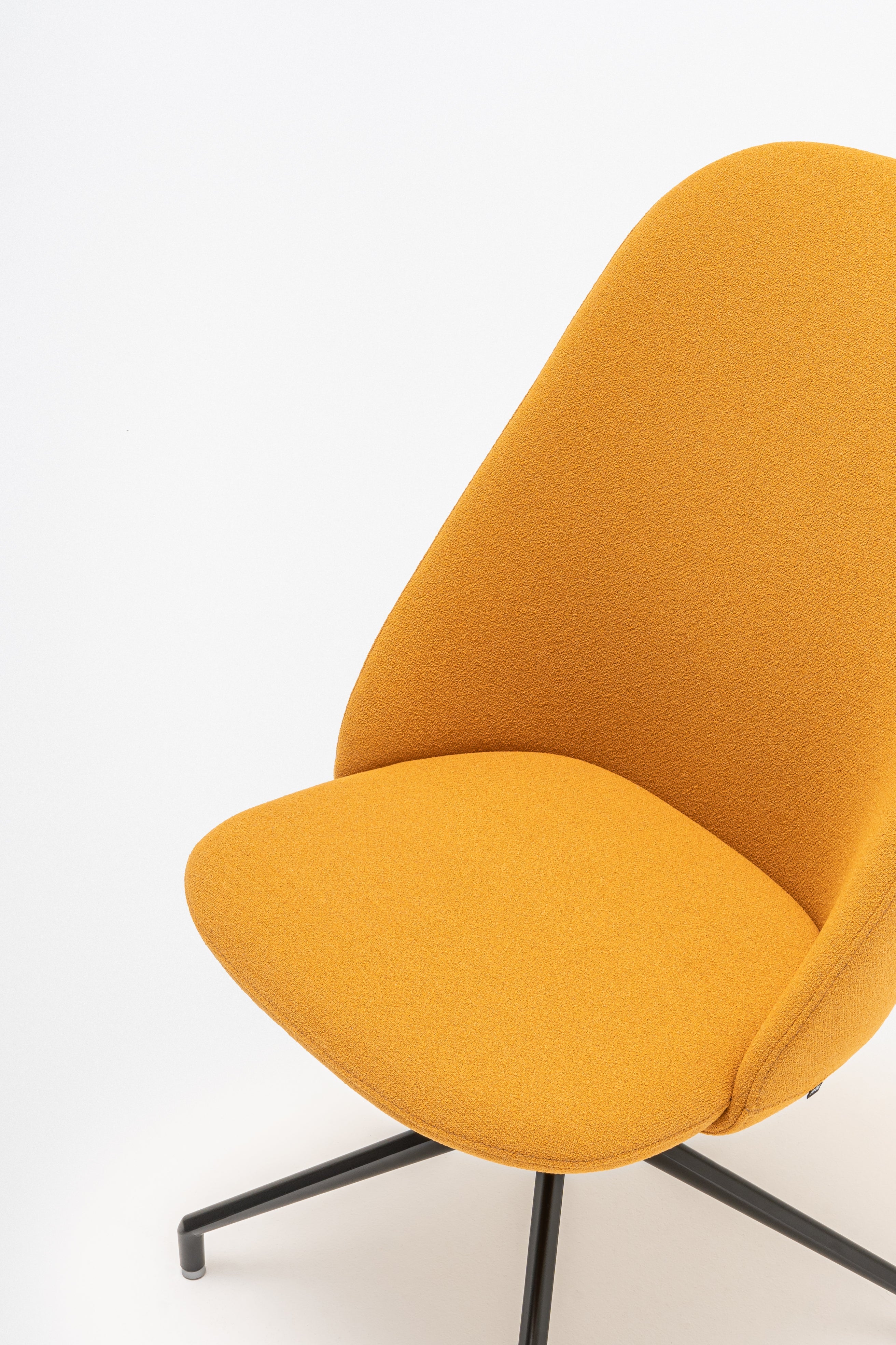 Rotbarer Sessel mit einer hohen Basis -Metall -Parallelbasis