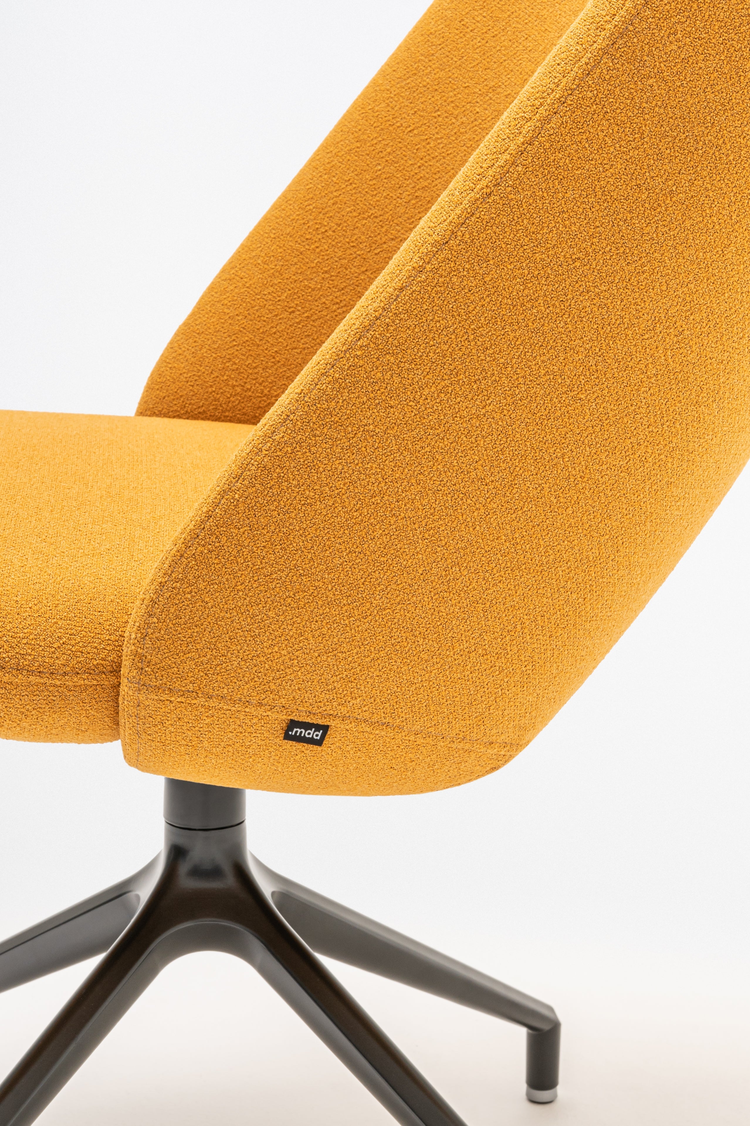 Rotbarer Sessel mit einer hohen Basis -Metall -Parallelbasis