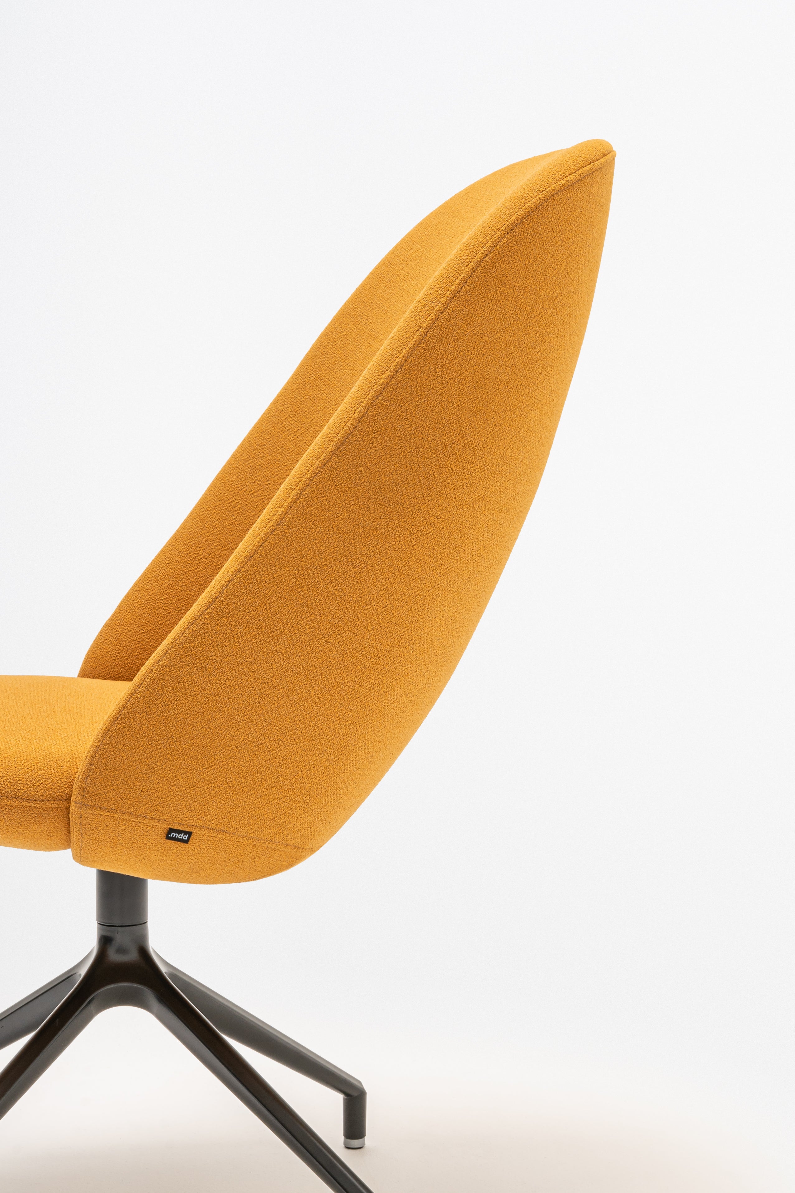 Rotbarer Sessel mit einer hohen Basis -Metall -Parallelbasis