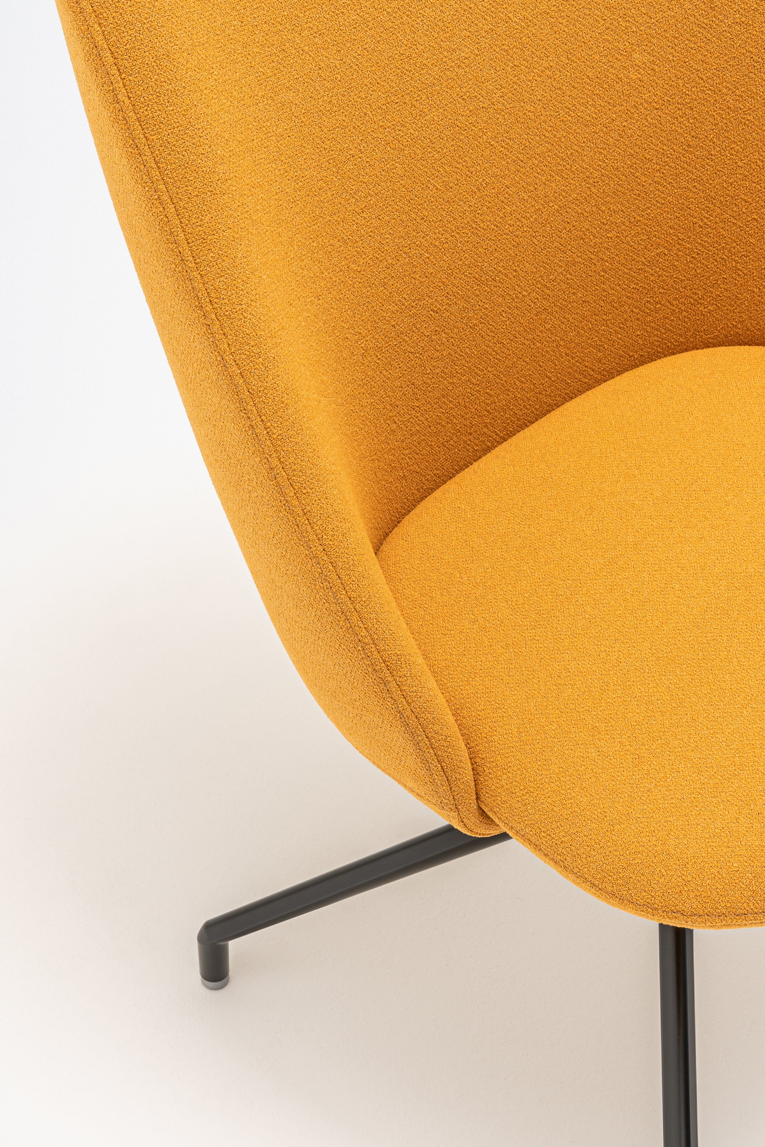 Rotbarer Sessel mit einer hohen Basis -Metall -Parallelbasis