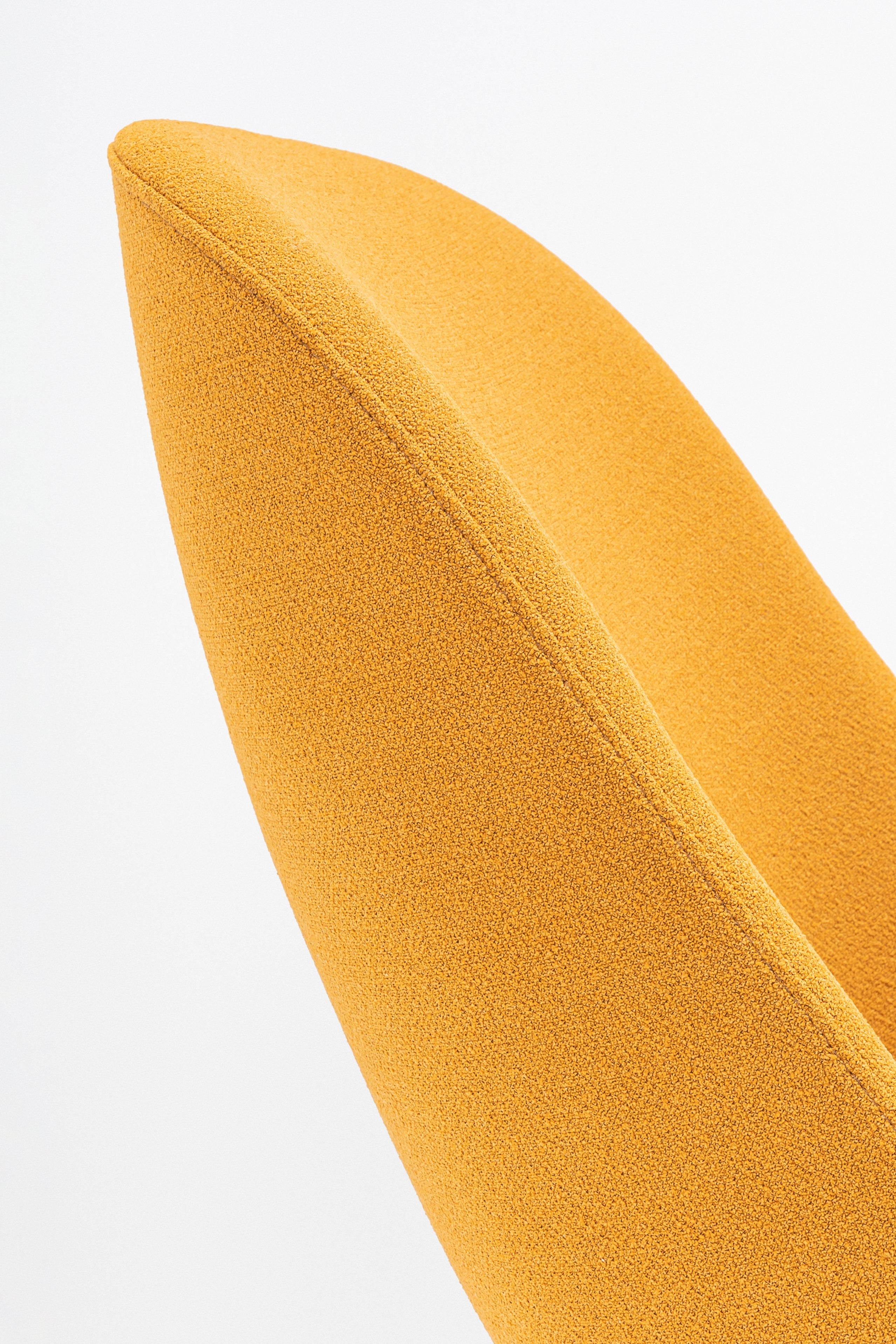 Rotbarer Sessel mit einer hohen Basis -Metall -Parallelbasis