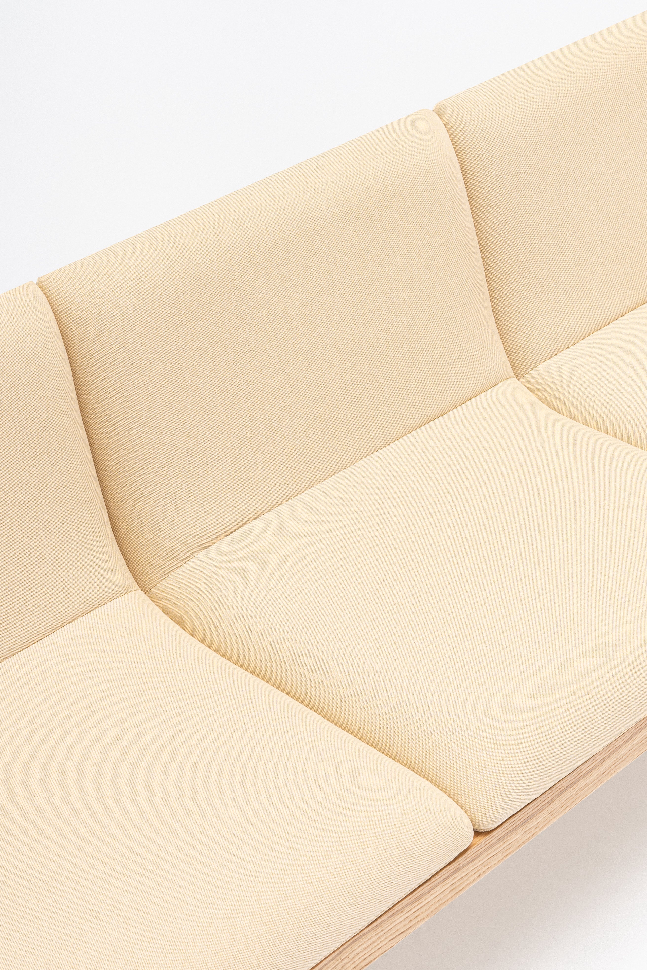 Upholstered bench with ramps of the wooden base