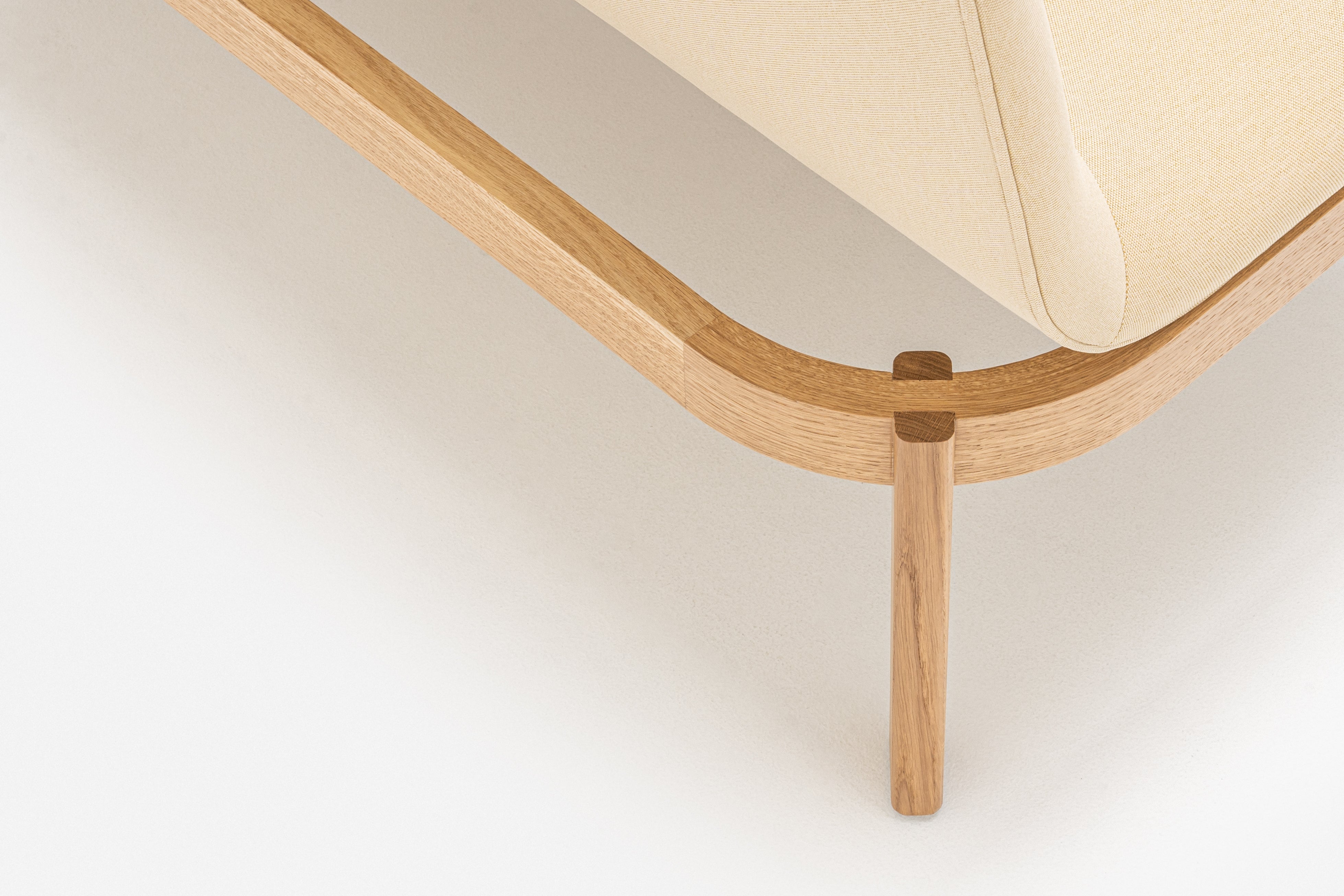 Upholstered bench with ramps of the wooden base