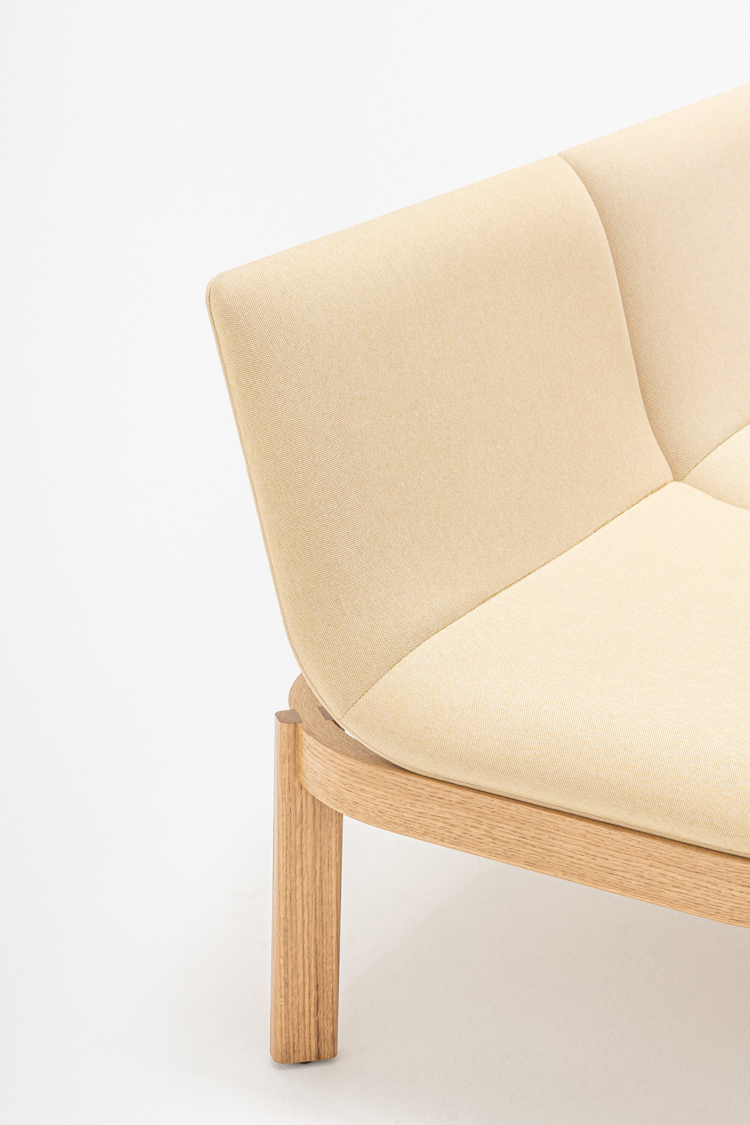 Upholstered bench with ramps of the wooden base