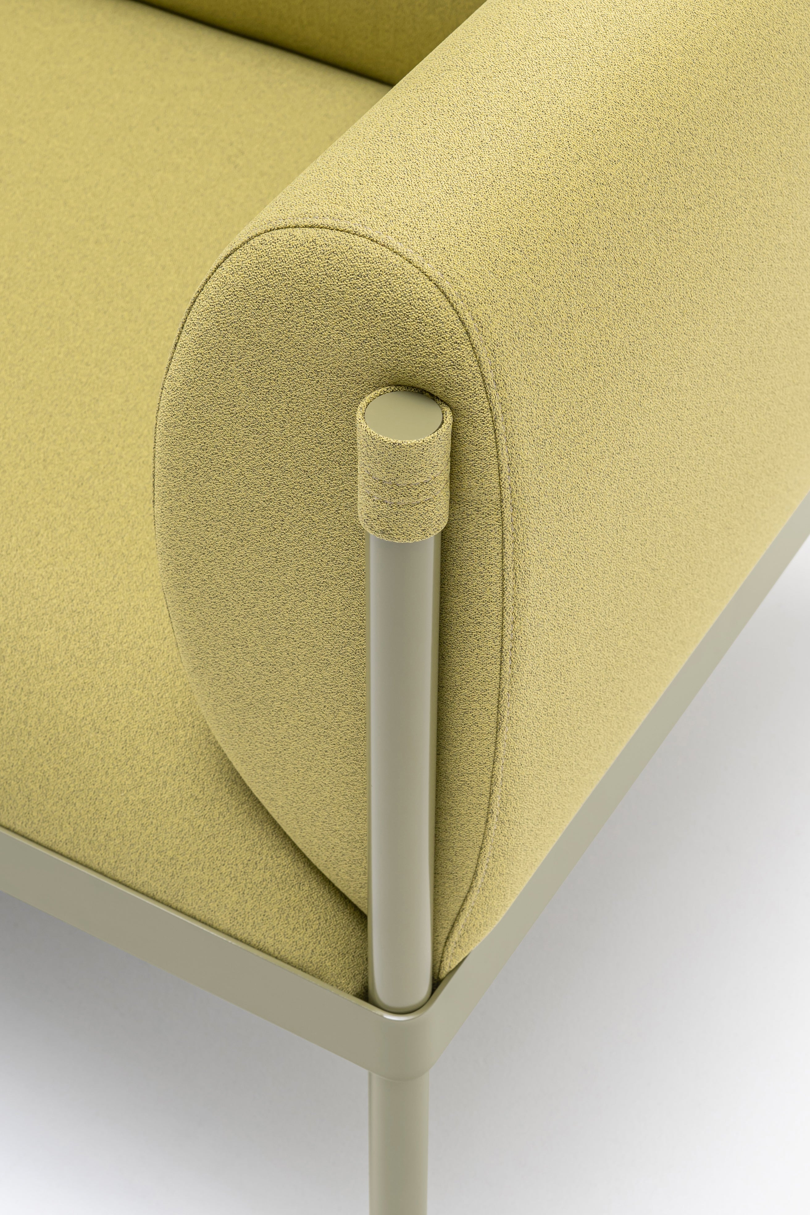 Fotel niski STILT tapicerowany