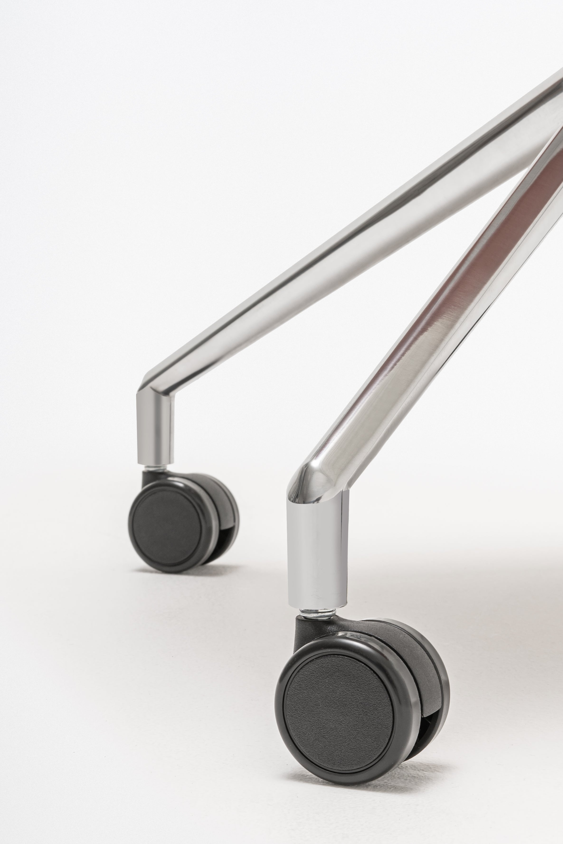 Ulti swivel aluminum chair polished