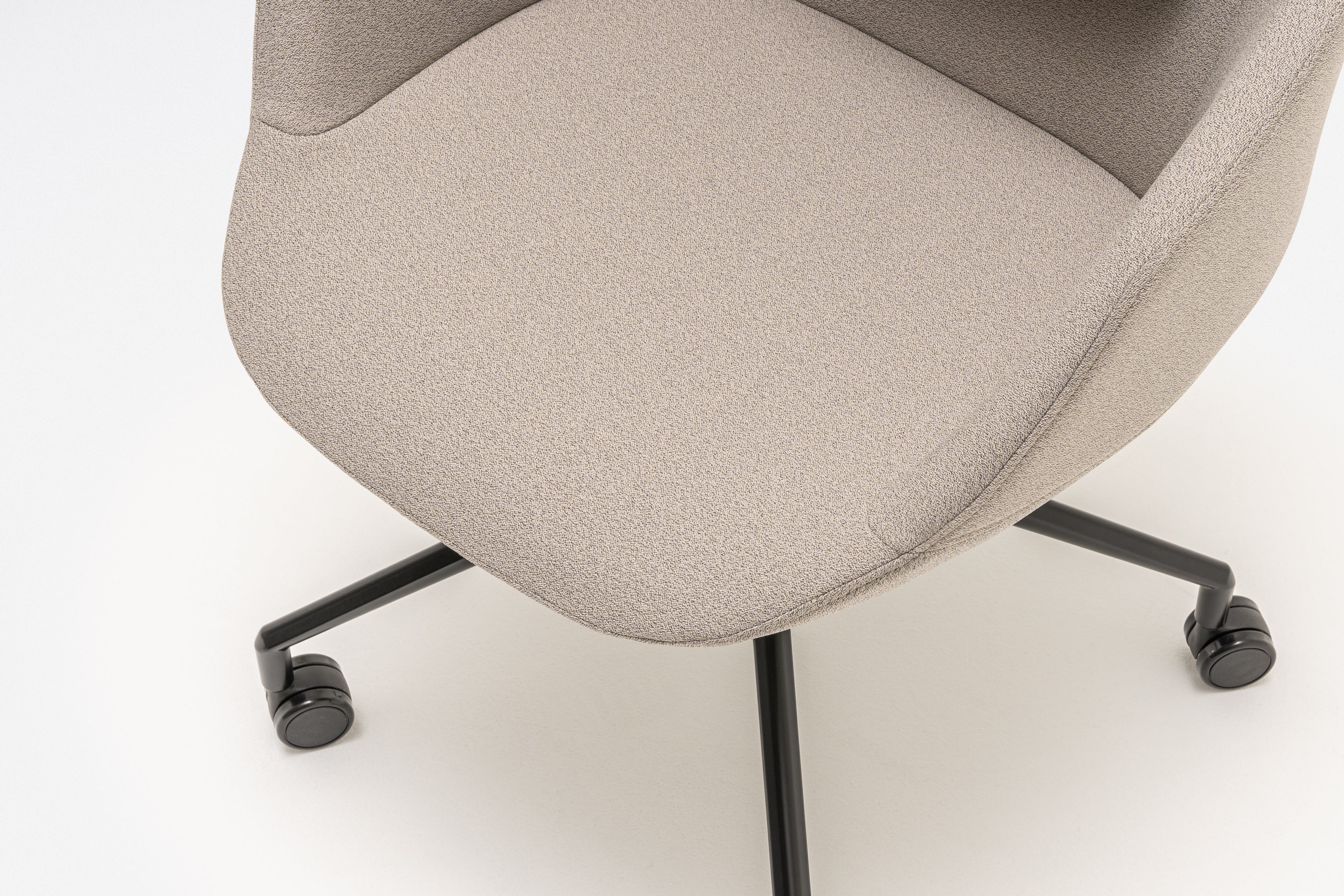 Krzesło biurowe ULTRA podstawa krzyżak z kółkami do powierzchni twardej