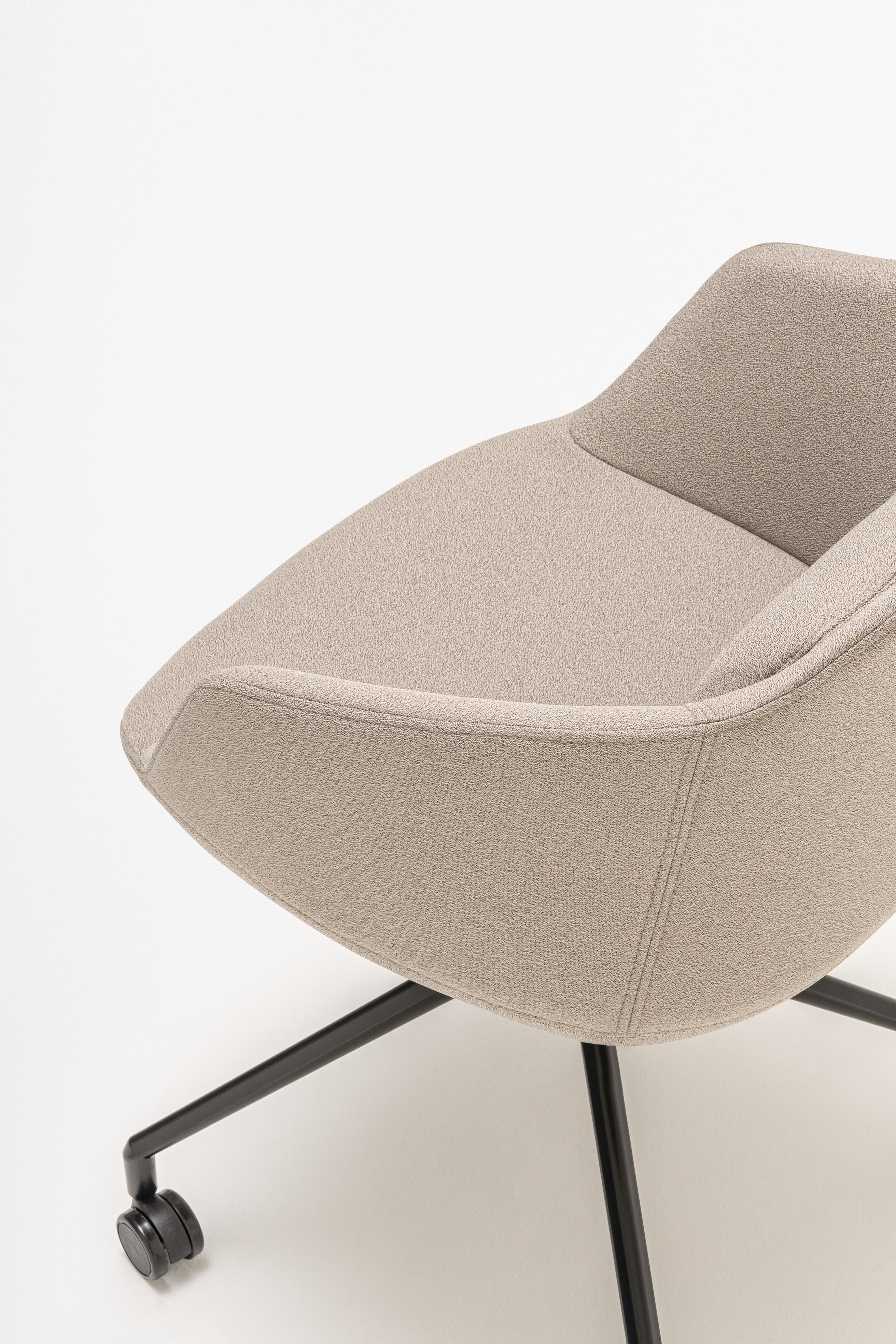 Krzesło biurowe ULTRA podstawa krzyżak z kółkami do powierzchni twardej