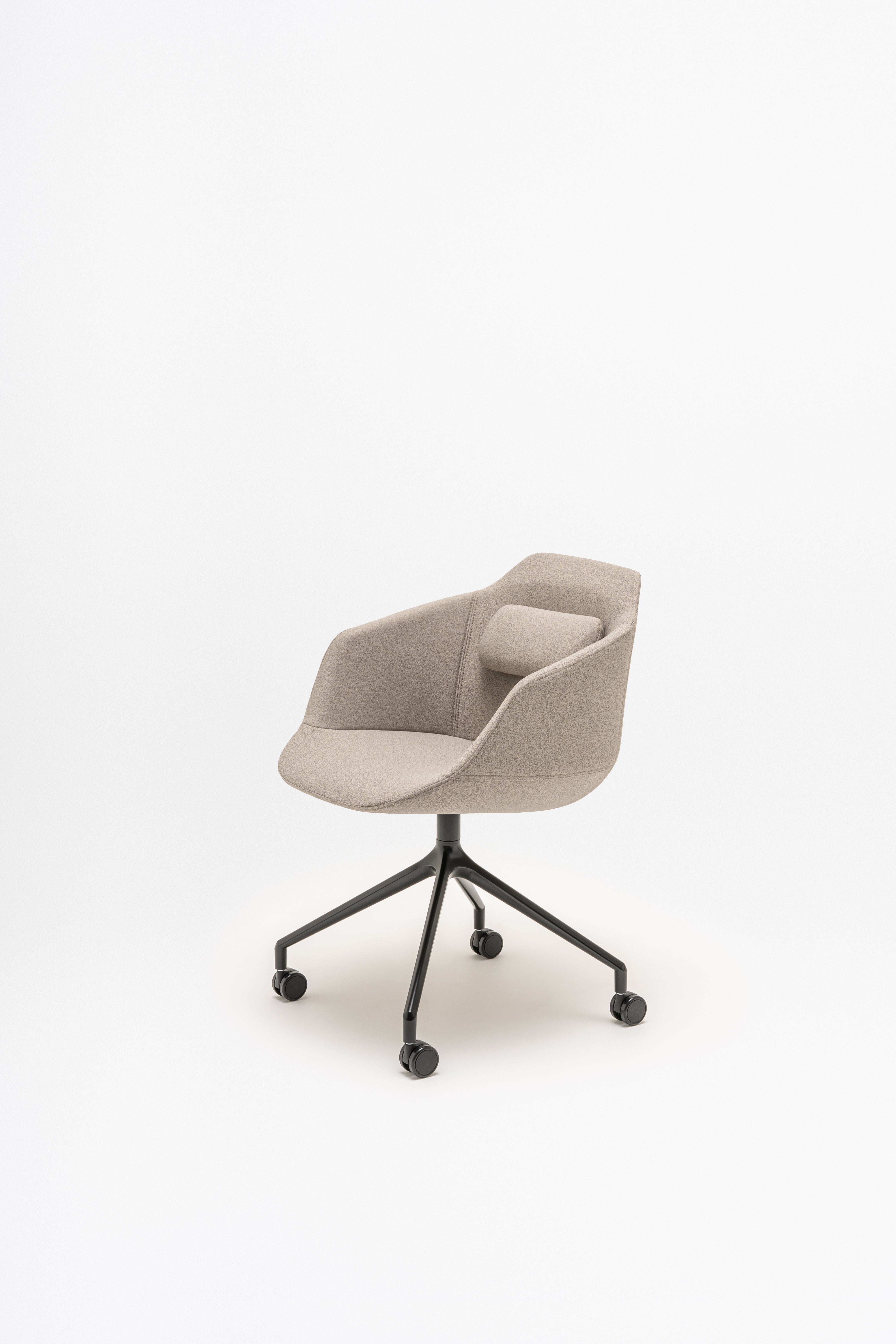 Krzesło biurowe ULTRA podstawa krzyżak z kółkami do powierzchni twardej