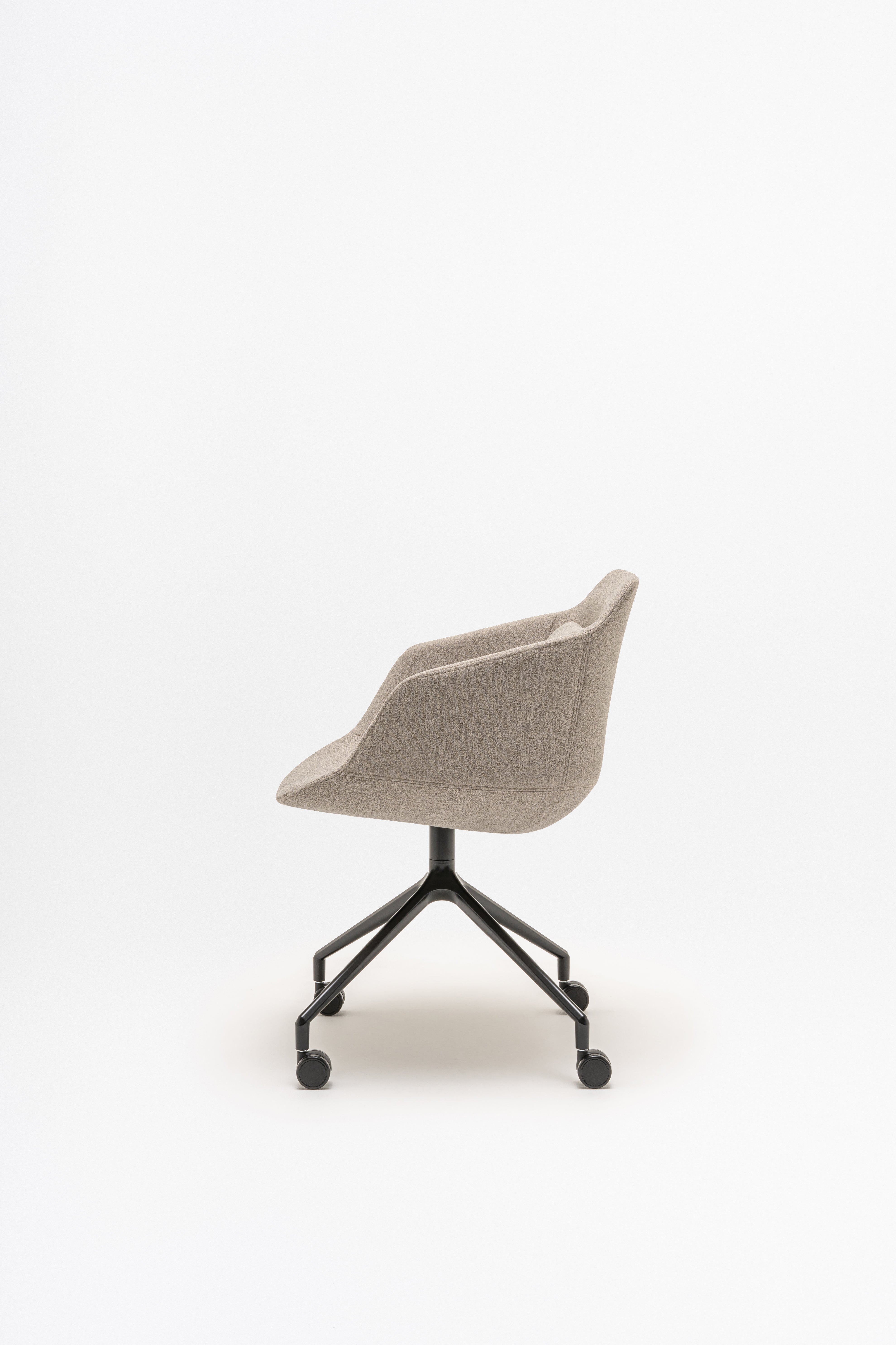 Krzesło biurowe ULTRA podstawa krzyżak z kółkami do powierzchni twardej