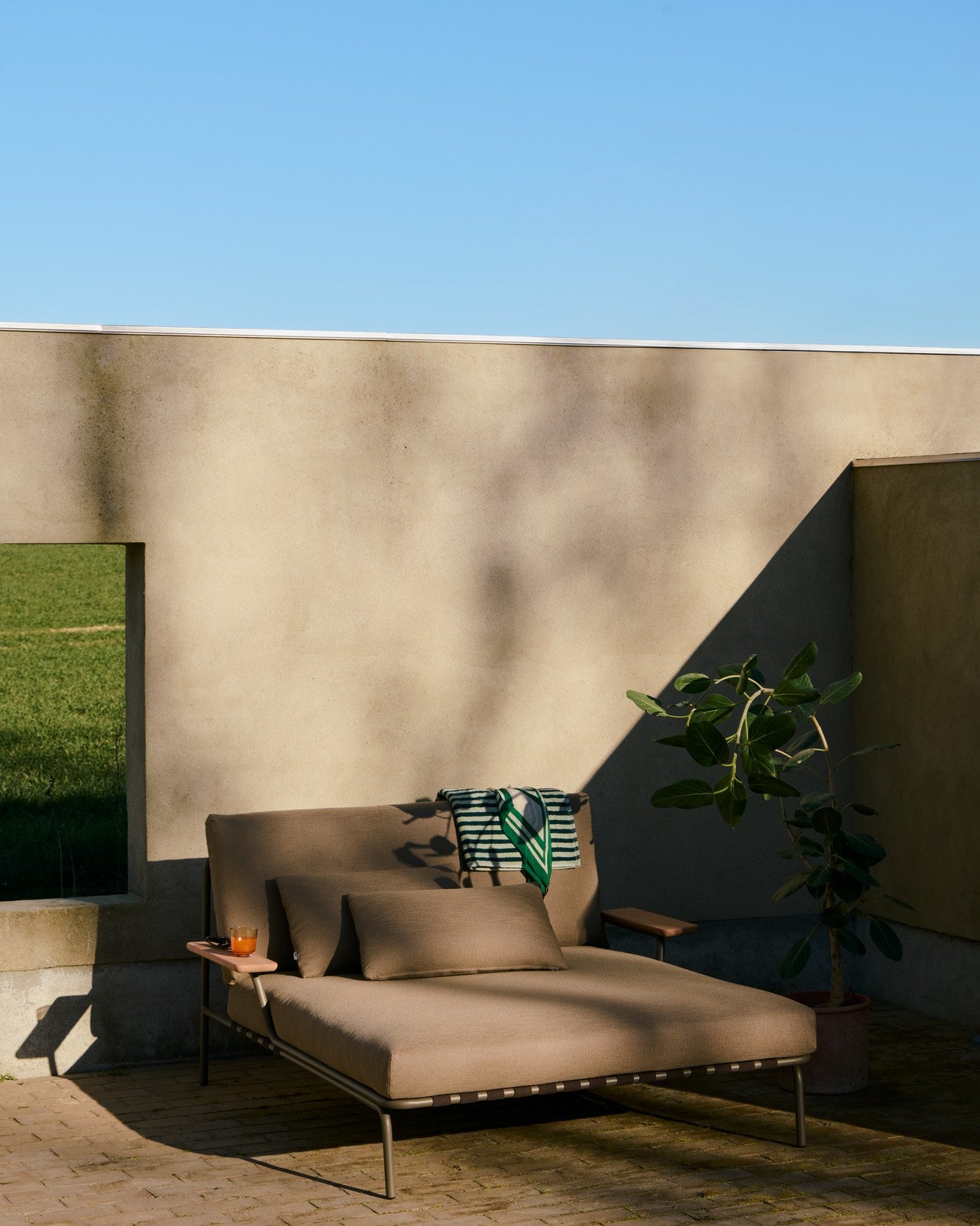 Ligbed met armleuningen buiten SETTLE bruin met taupe basis [Amelia]