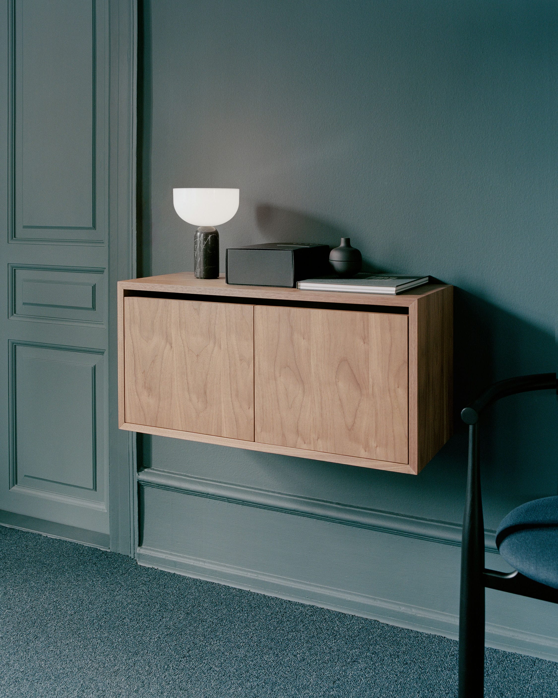 Wandkast met deurtjes NEW WORKS notenhout