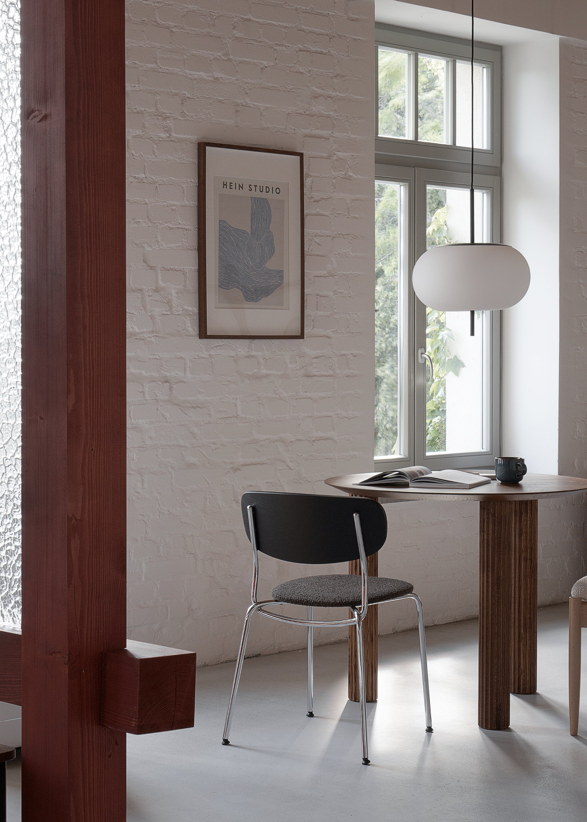 Stuhl SPLOT SOFT schwarzes Eichenholz mit verchromtem Gestell und schwarzem Bouclé