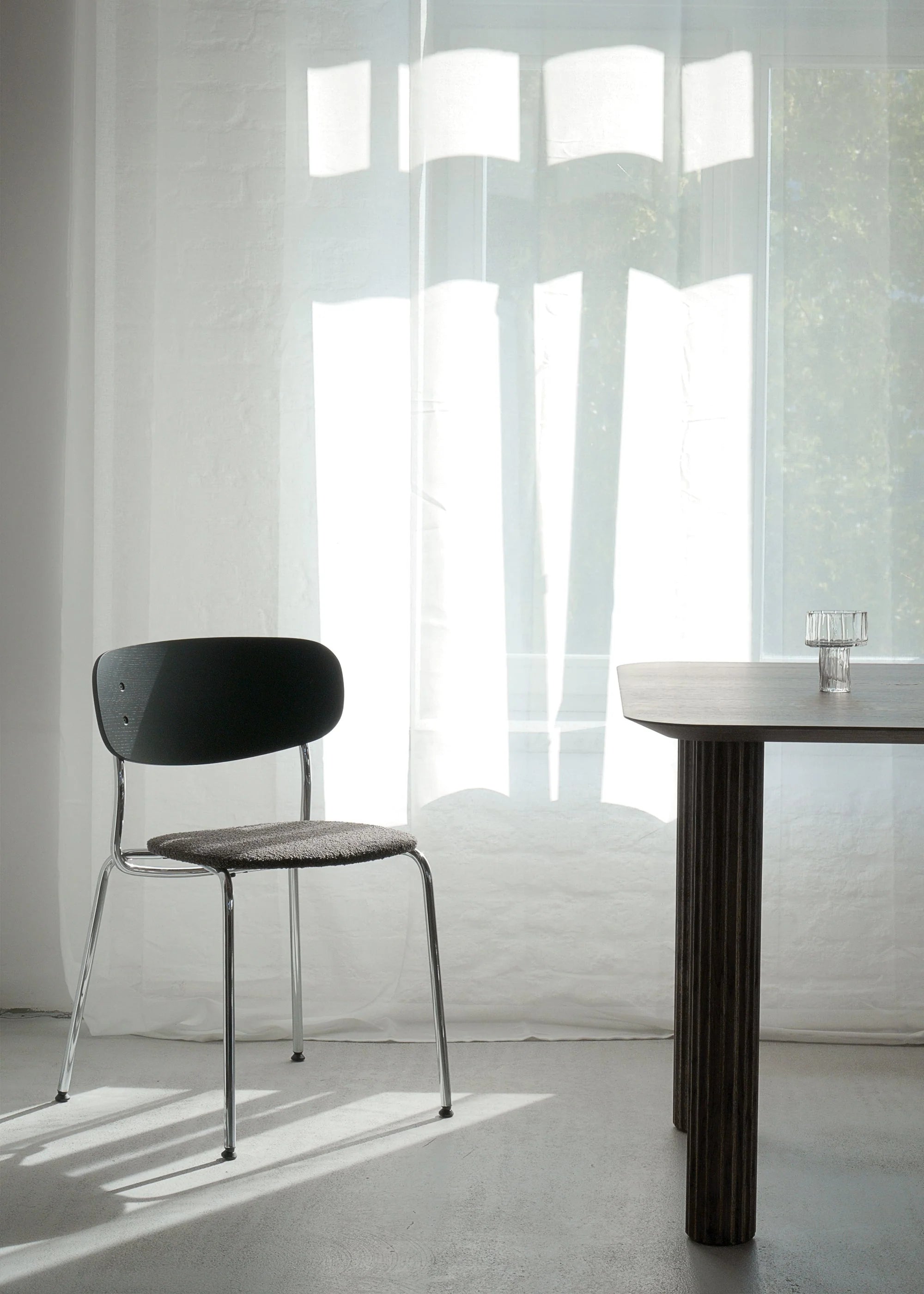 Stuhl SPLOT SOFT schwarzes Eichenholz mit verchromtem Gestell und schwarzem Bouclé