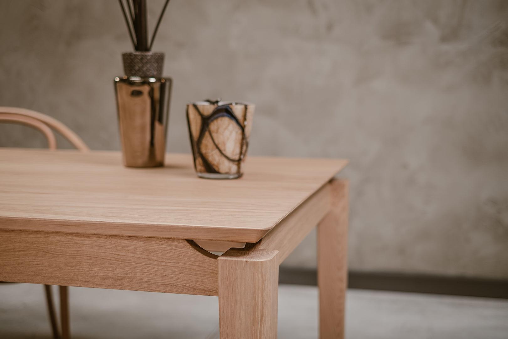 Stół CHAMFER lite drewno Selfia    Eye on Design