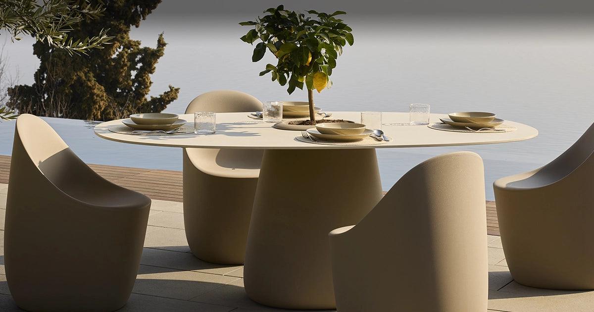 Stół ogrodowy z pojemnikiem COBBLE kość słoniowa Qeeboo    Eye on Design