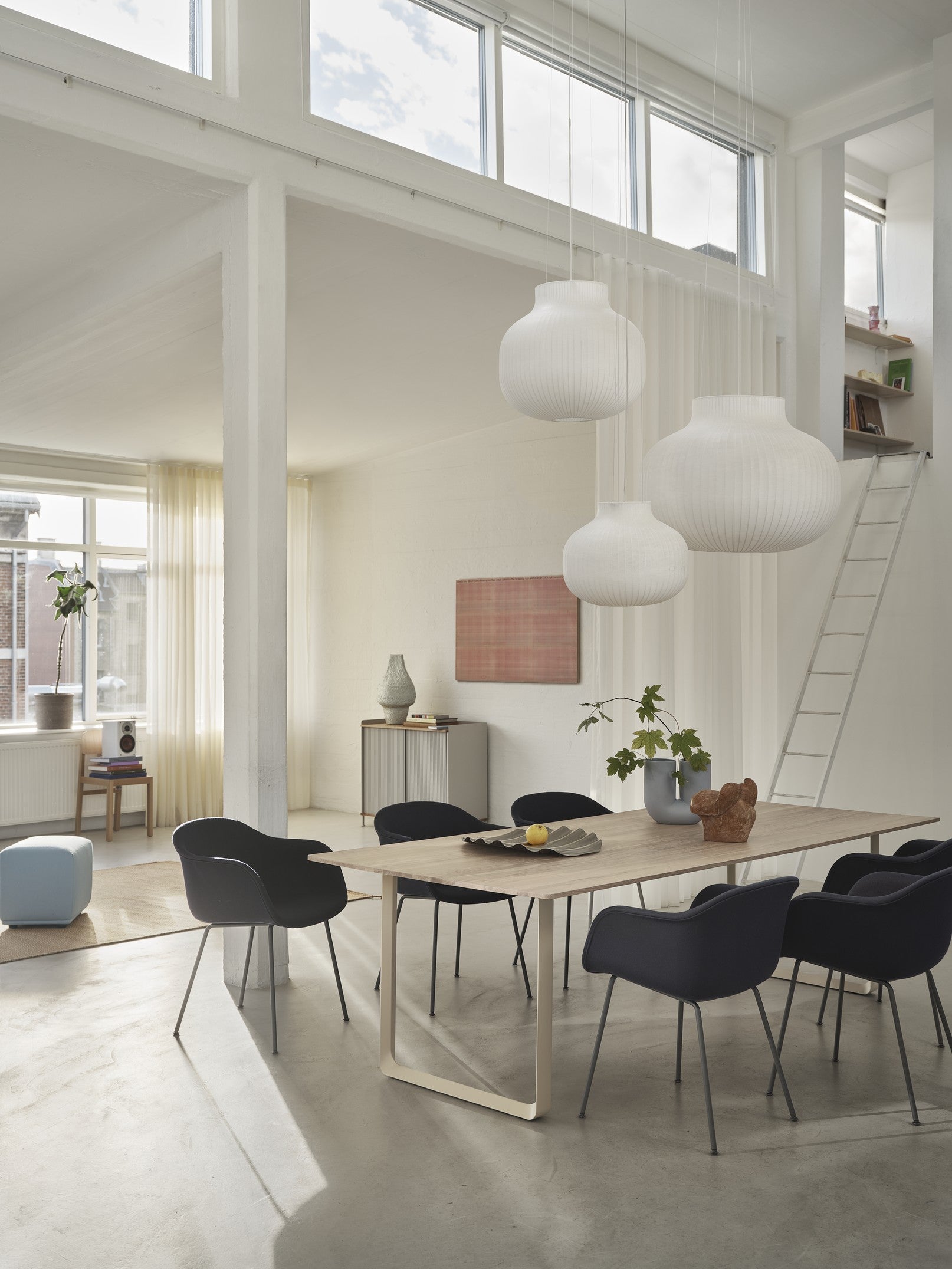 Eettafel 70/70 van eikenhout met zandkleurige basis