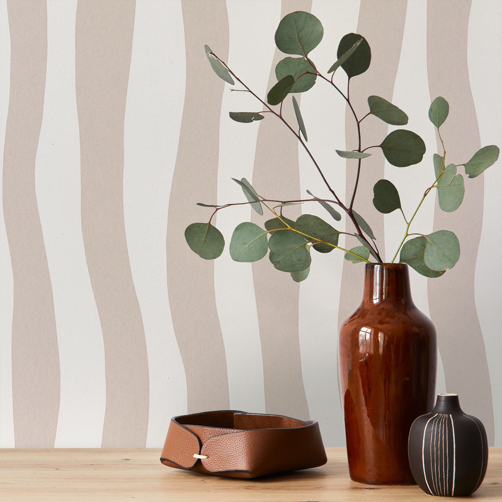 Strukturierte Tapete mit abstraktem Muster in wellenförmigen Streifen SUNDAE - BEIGE POUDRE pudriges Beige