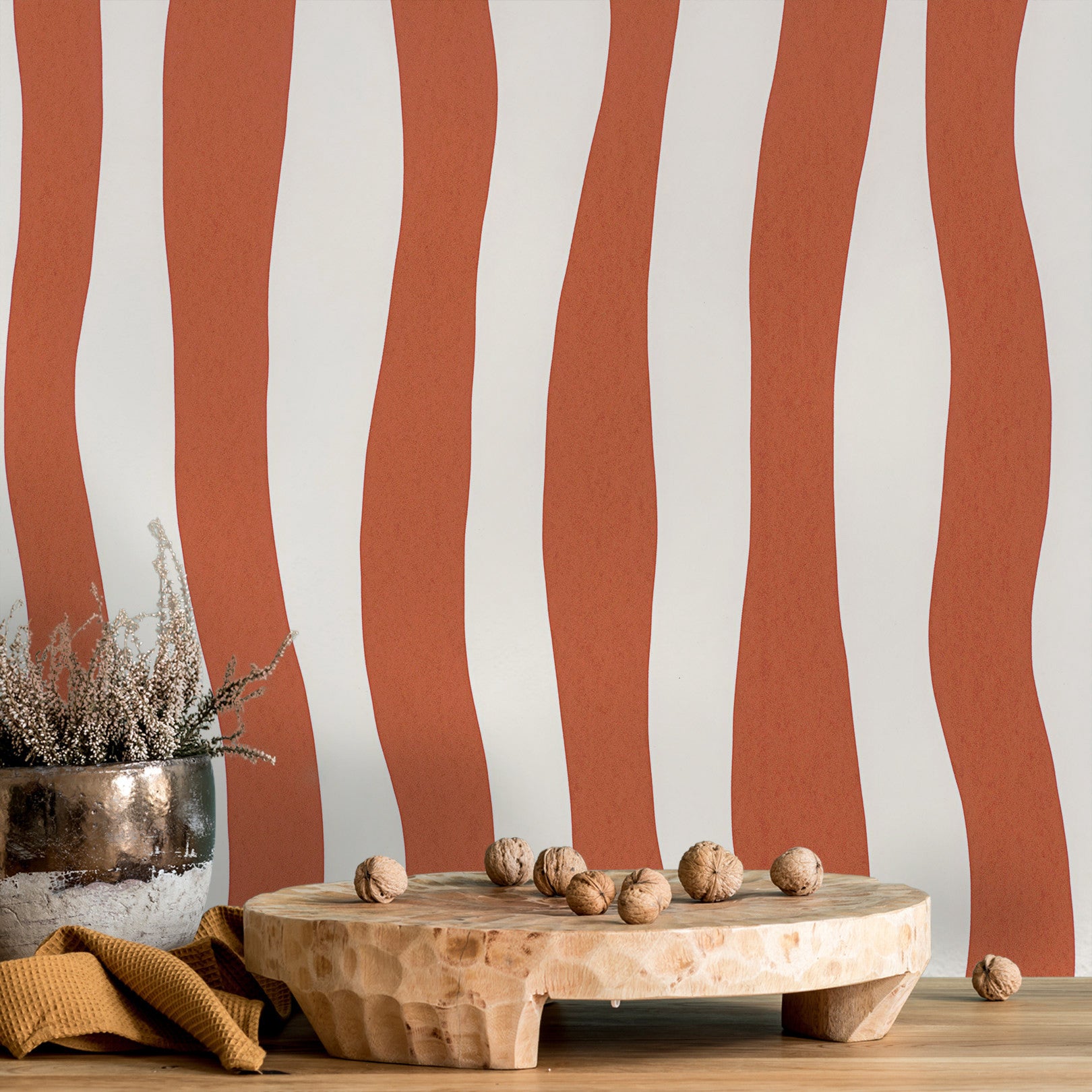 Strukturierte Tapete mit abstraktem Muster in wellenförmigen Streifen SUNDAE - TERRACOTTA Terakota
