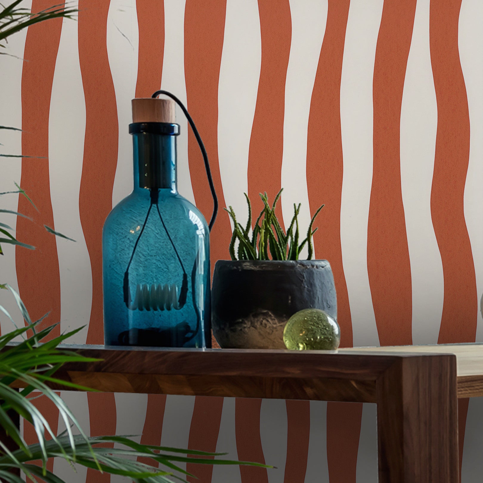 Tapeta strukturalna z abstrakcyjnym wzorem w falujące paski SUNDAE - TERRACOTTA terakota na ścianę – Casamance