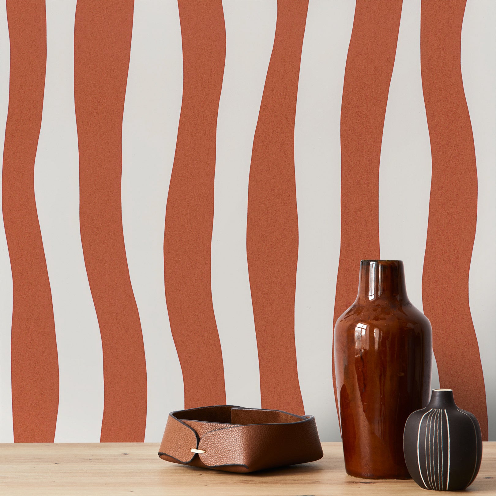 Tapeta strukturalna z abstrakcyjnym wzorem w falujące paski SUNDAE - TERRACOTTA terakota, marka Casamance
