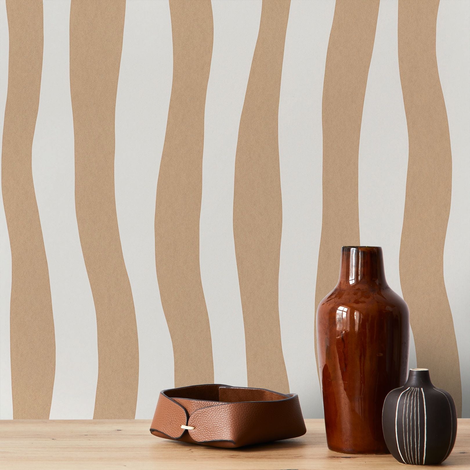 Strukturierte Tapete mit abstraktem Wellenstreifenmuster SUNDAE - SABLE beige