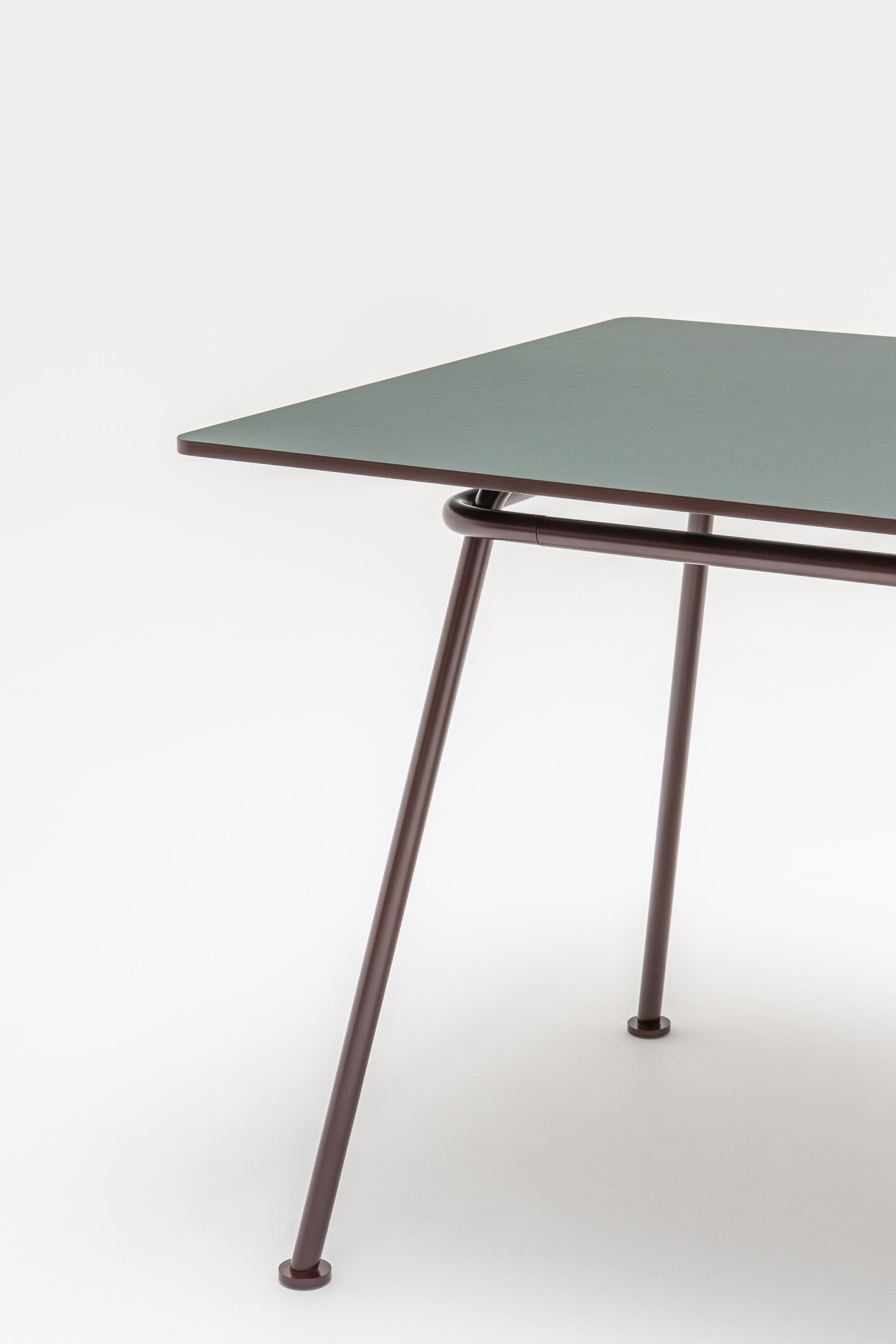 Stół NEW SCHOOL BENCH metalowa podstawa – styl minimalistyczny