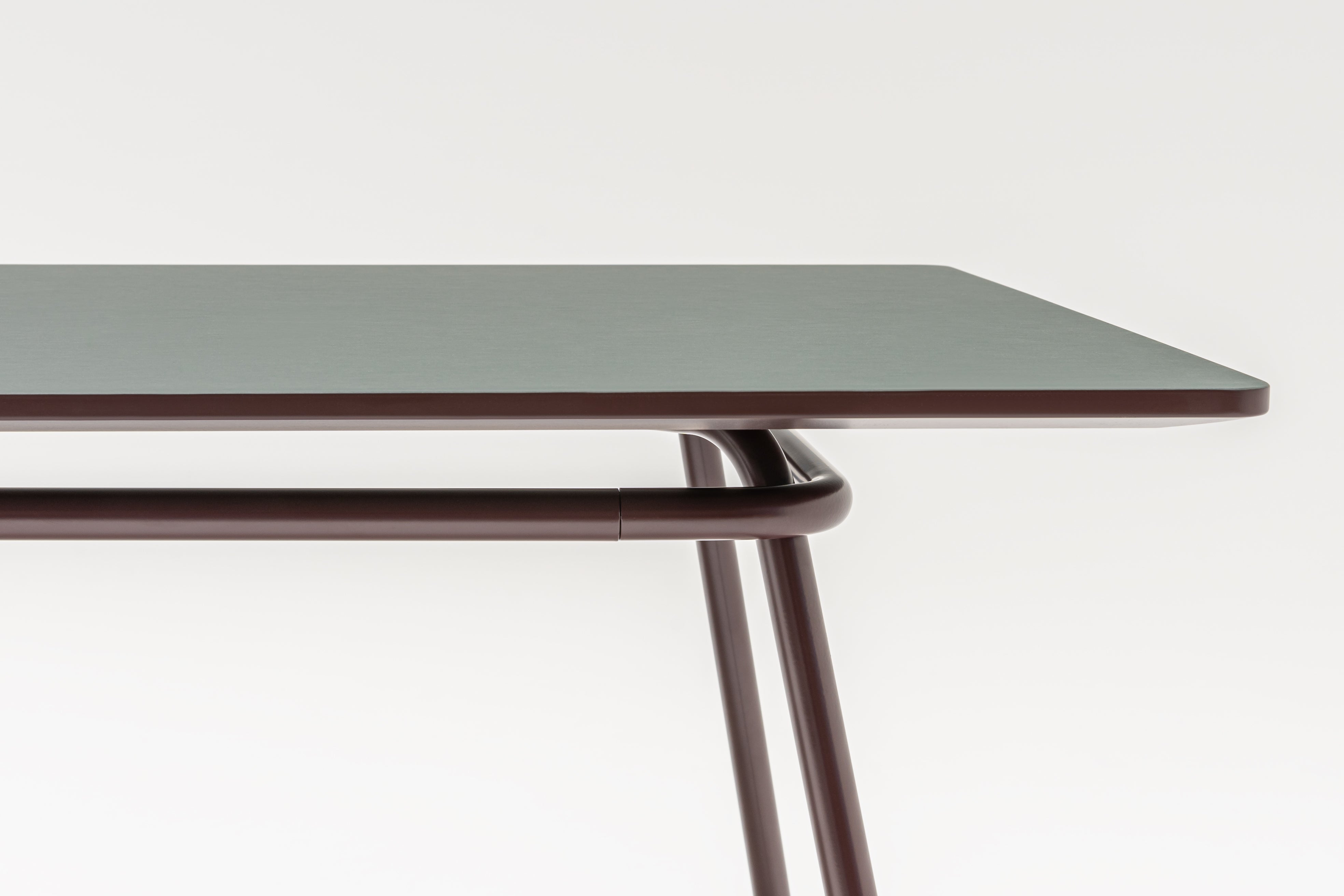 Tafel NEW SCHOOL BENCH met mediabox Swiss