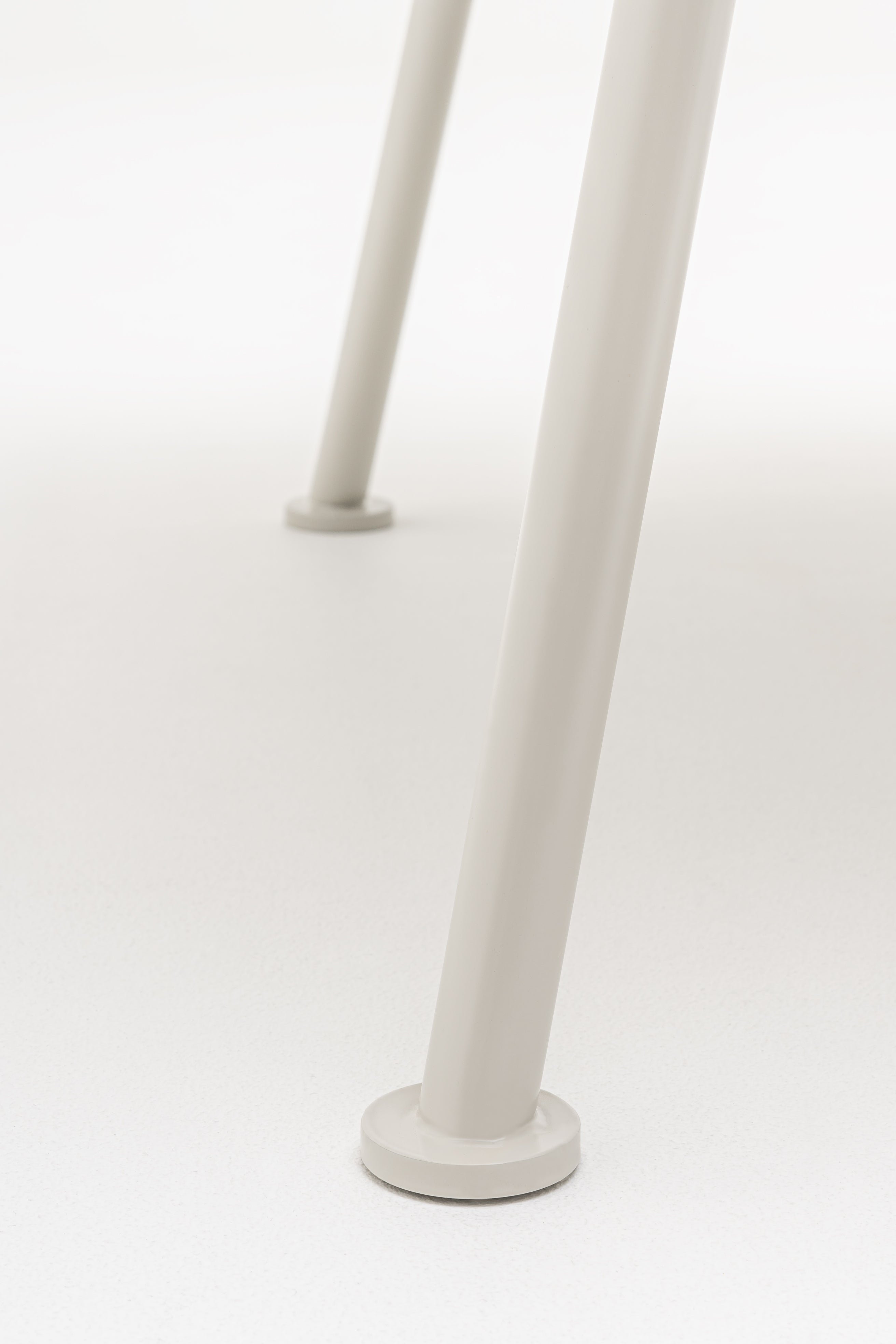 Round table new school metal base