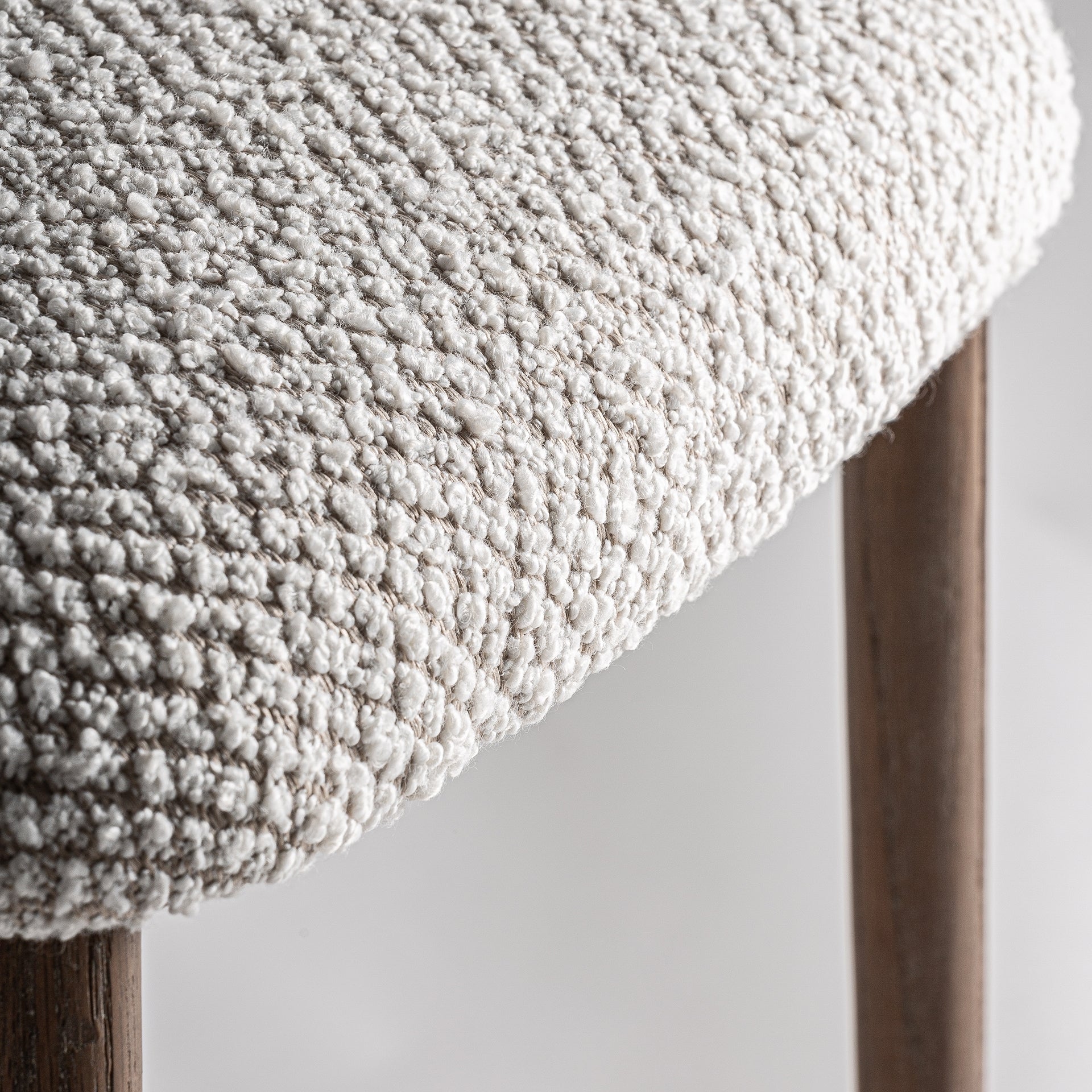 Hocker ERLEC jasbeige mit dunklem Eschenfuß