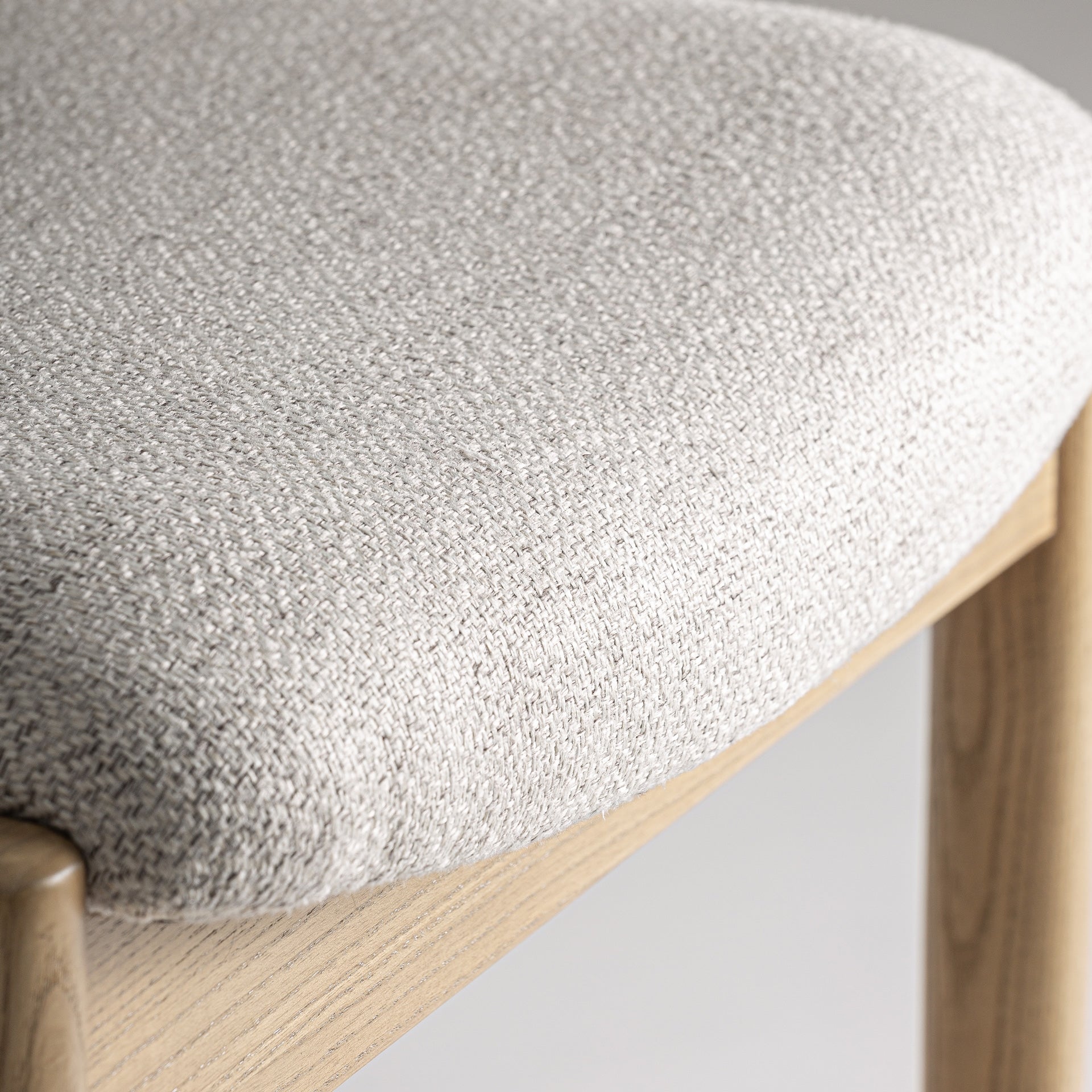 Barhocker NAMUR beige mit Eschenbasis