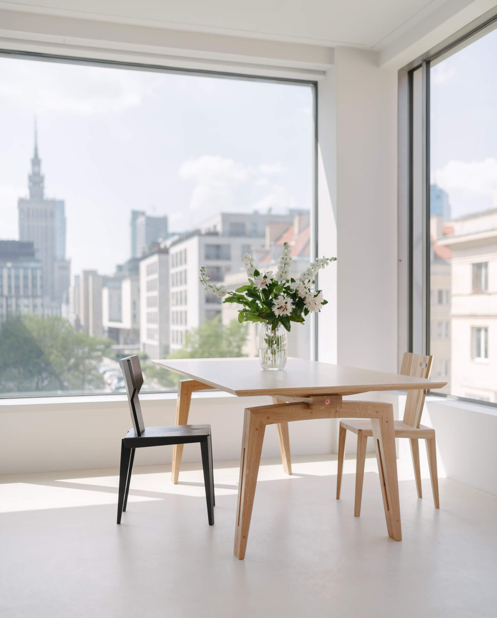 TAMAZO Oak Table