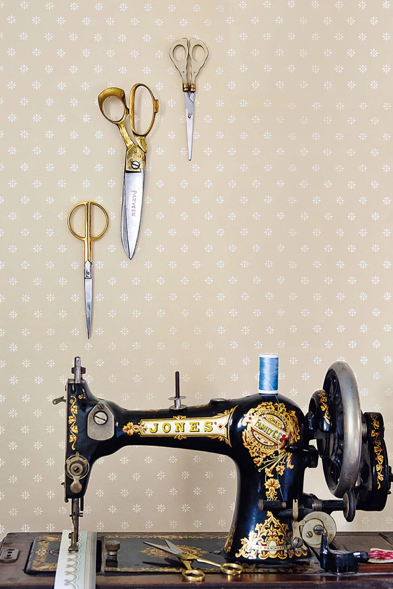 Tapeta ARCHIVE ANTHOLOGY - Victorian Star beżowy Cole & Son    Eye on Design