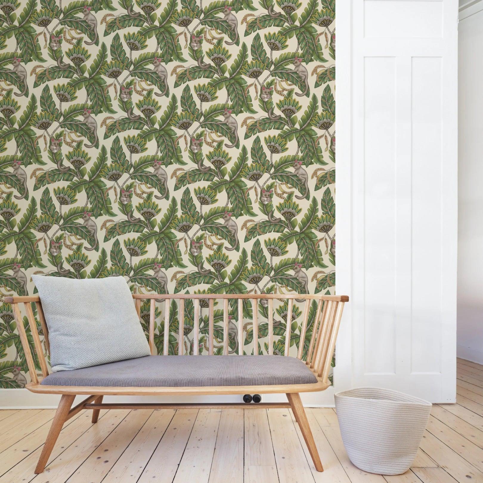Behang met planten- en dierenmotief ARDMORE JABULA - Bush Baby karmijn op zwart