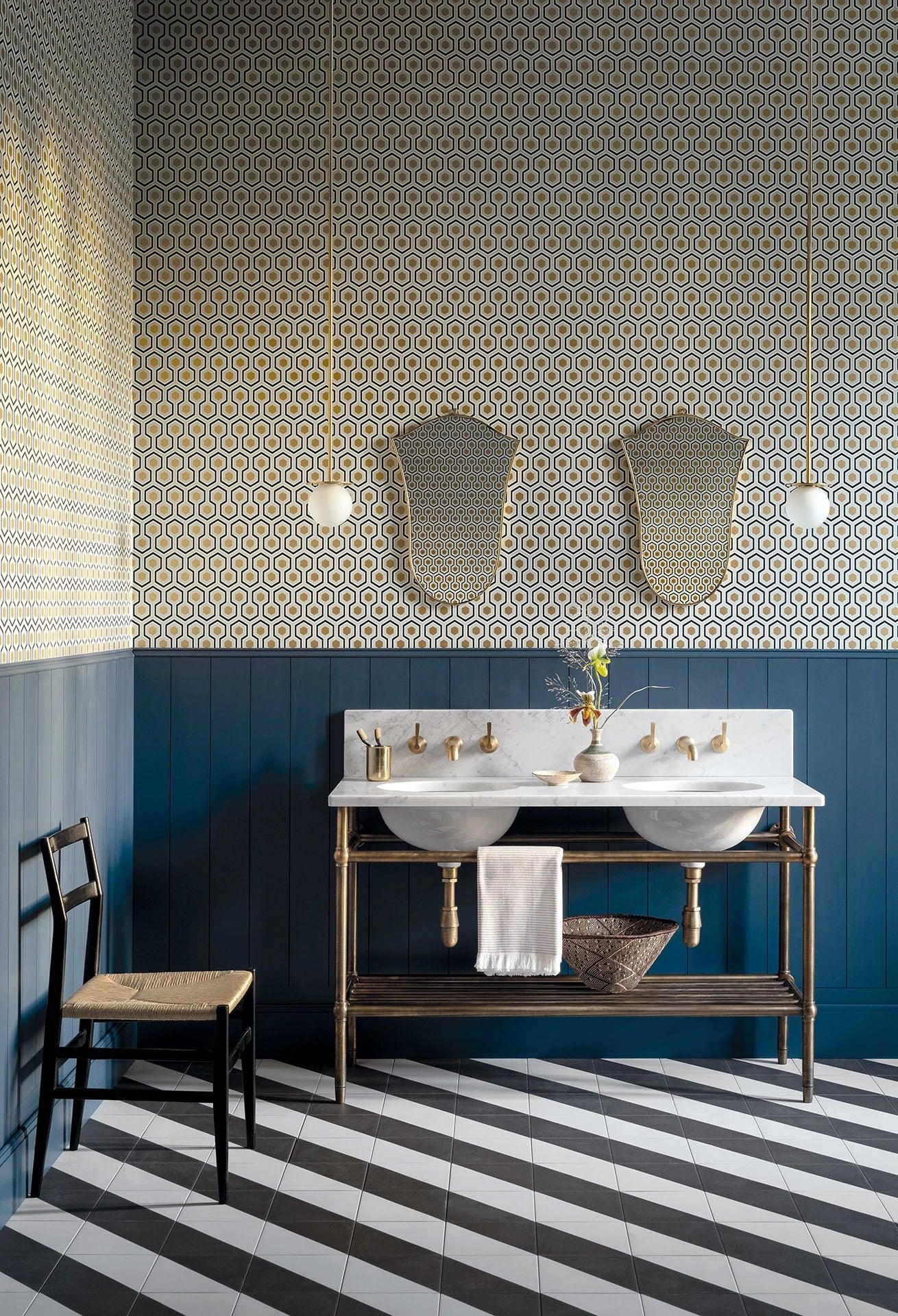 Metallic wallpaper with a geometric hexagon pattern CONTEMPORARY COLLECTION - Hicks' Hexagon green