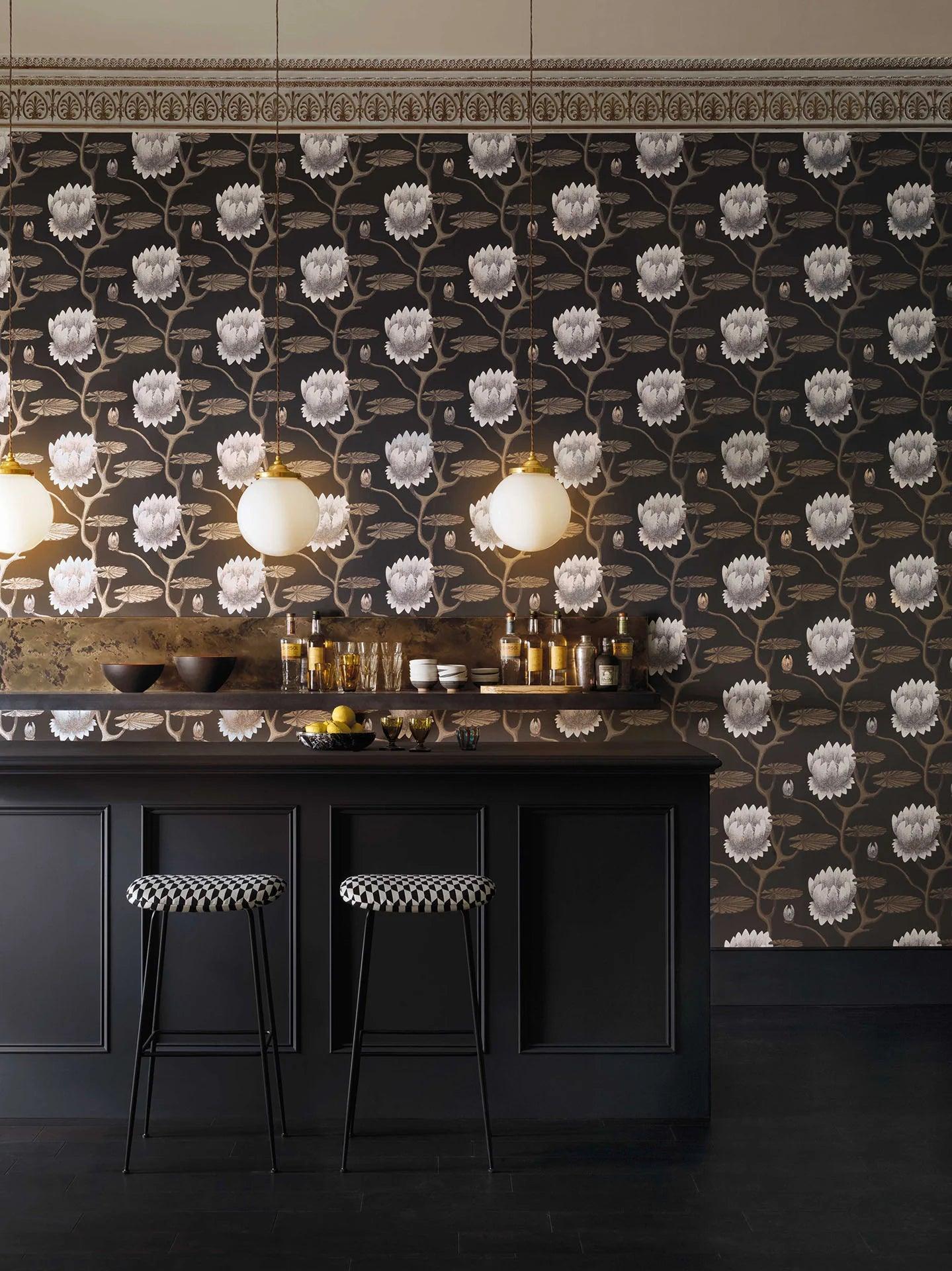 Behang met een plantenmotief van bloemen CONTEMPORARY COLLECTION - Zomerlelie blauw op grijs