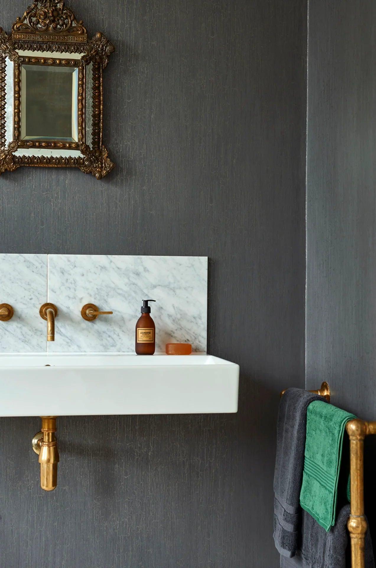 Metallic wallpaper imitating a cracking surface CURIO - Beige Crackle