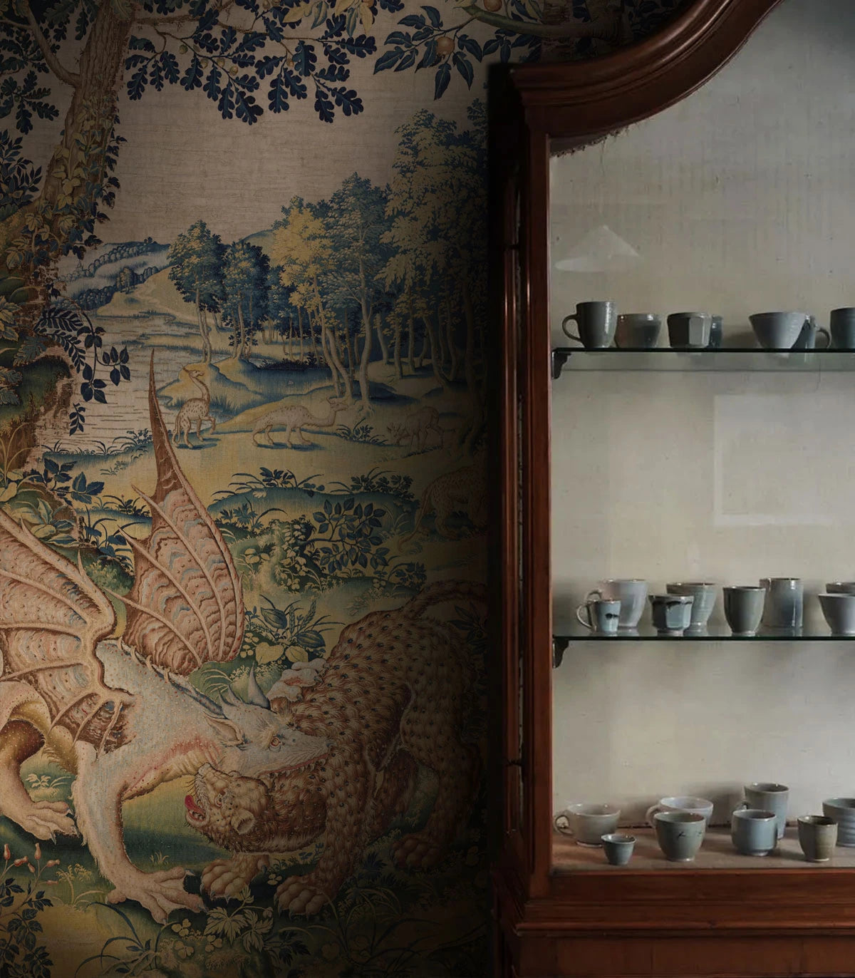 Tiermotiv-Tapete DRAGON ARRAS sandbeige mit grünem Akzent