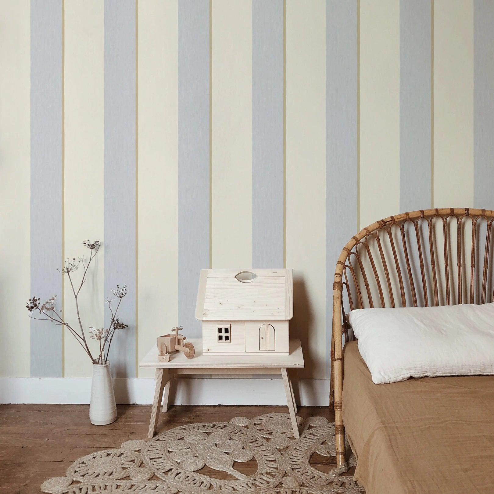 Tapeta z geometrycznym wzorem pasów FOLIE - Marly ochra na ścianę – Cole & Son