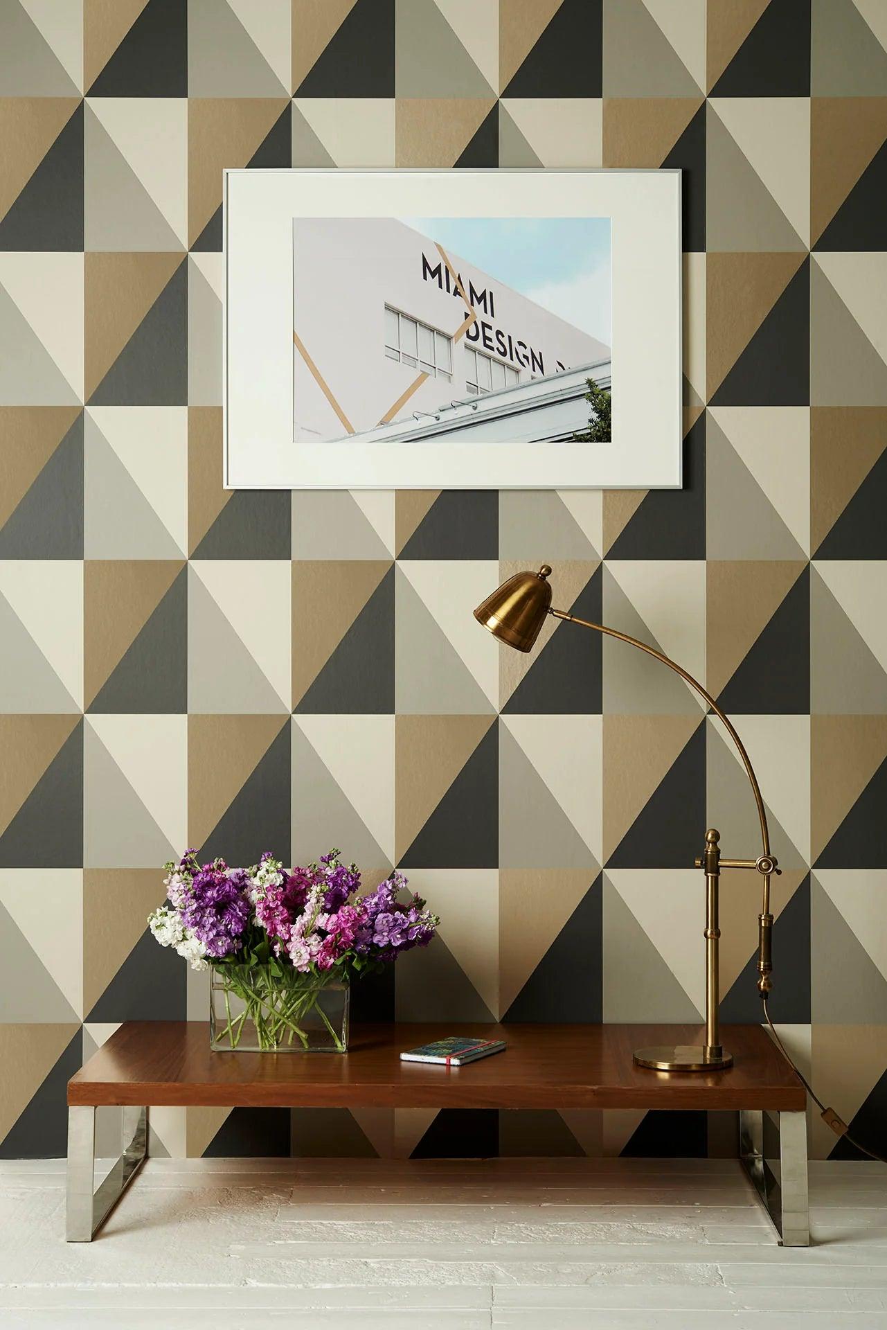 Geometrisch patroon behang met driehoeken GEOMETRIC II - Apex Grand zandkleurig